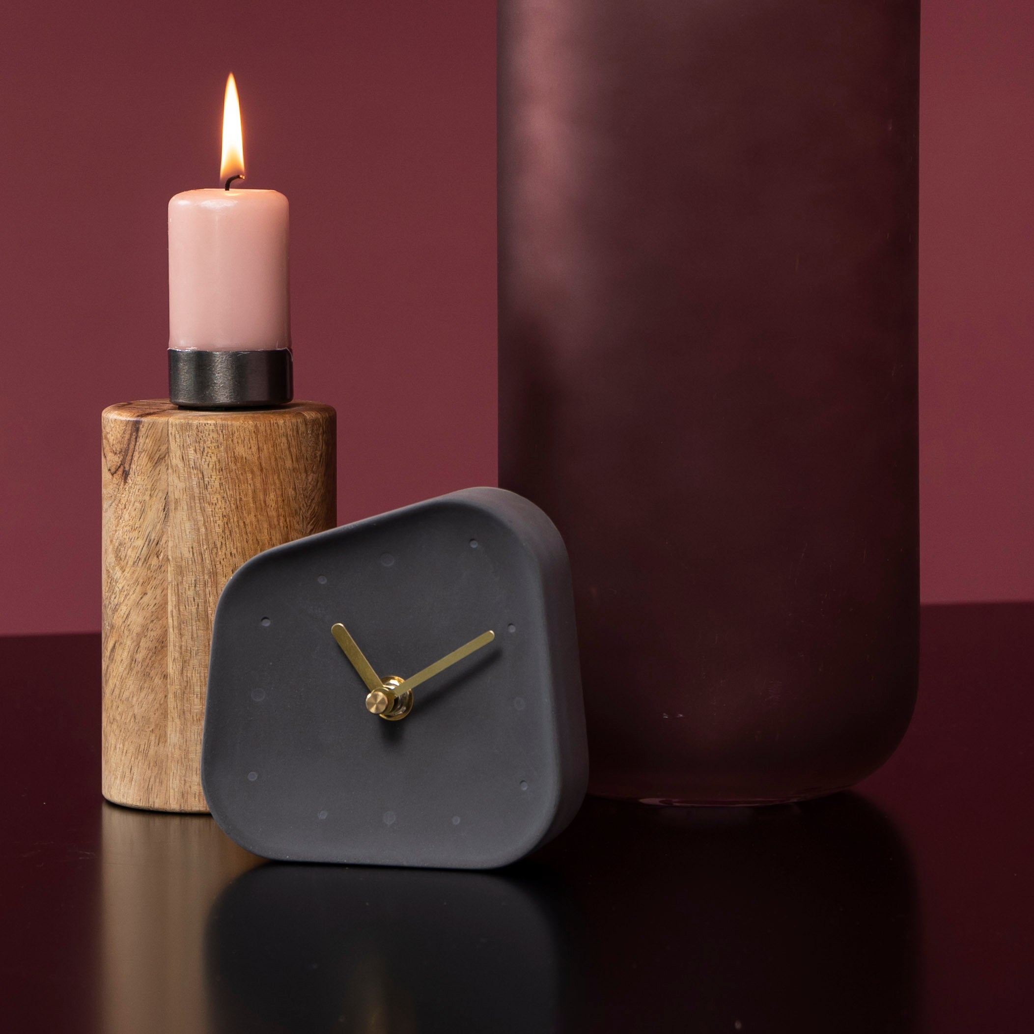 QUVIO Tafelklok beton asymmetrisch met gouden wijzers - Antraciet