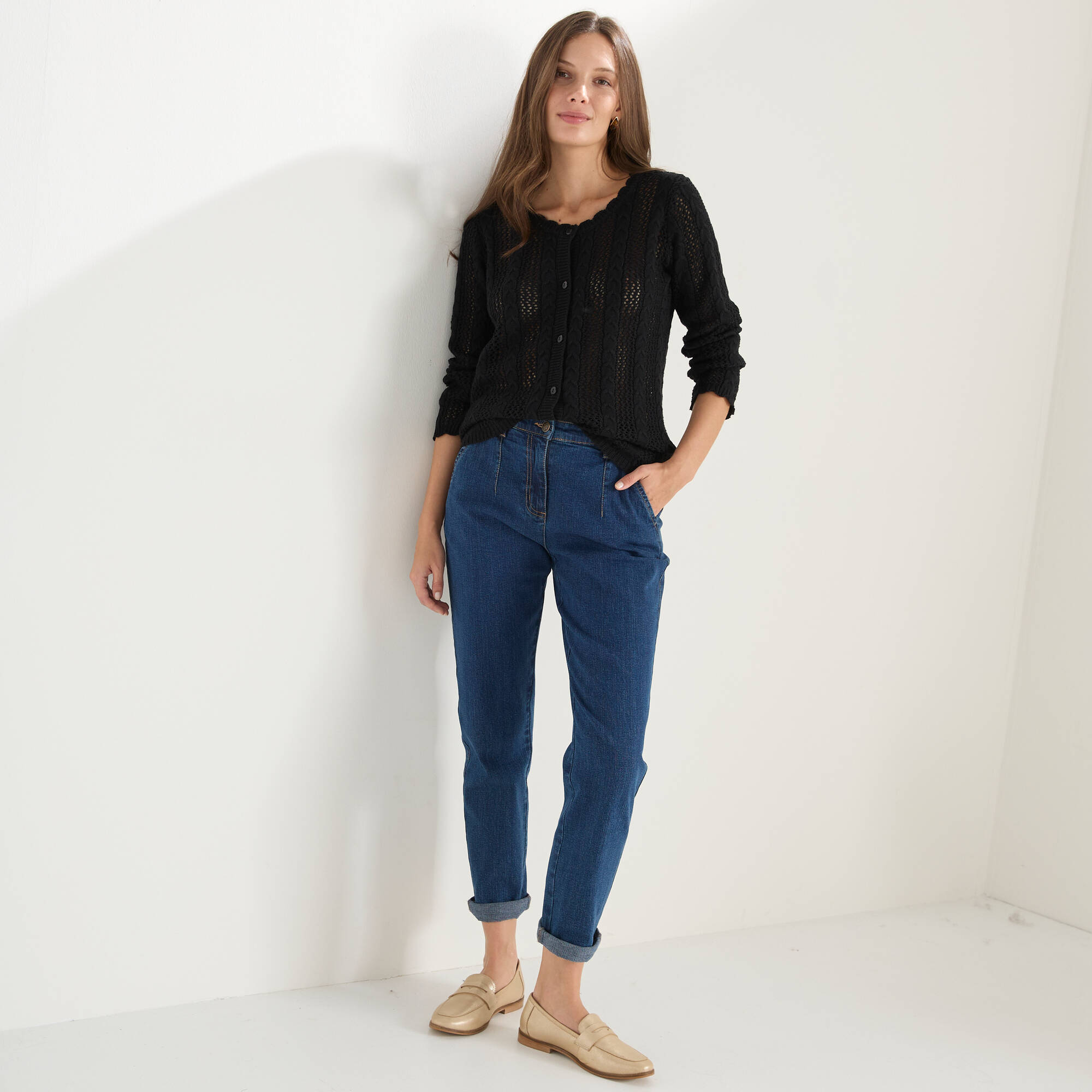 Gilet boutonné col rond à écailles, maille ajourée