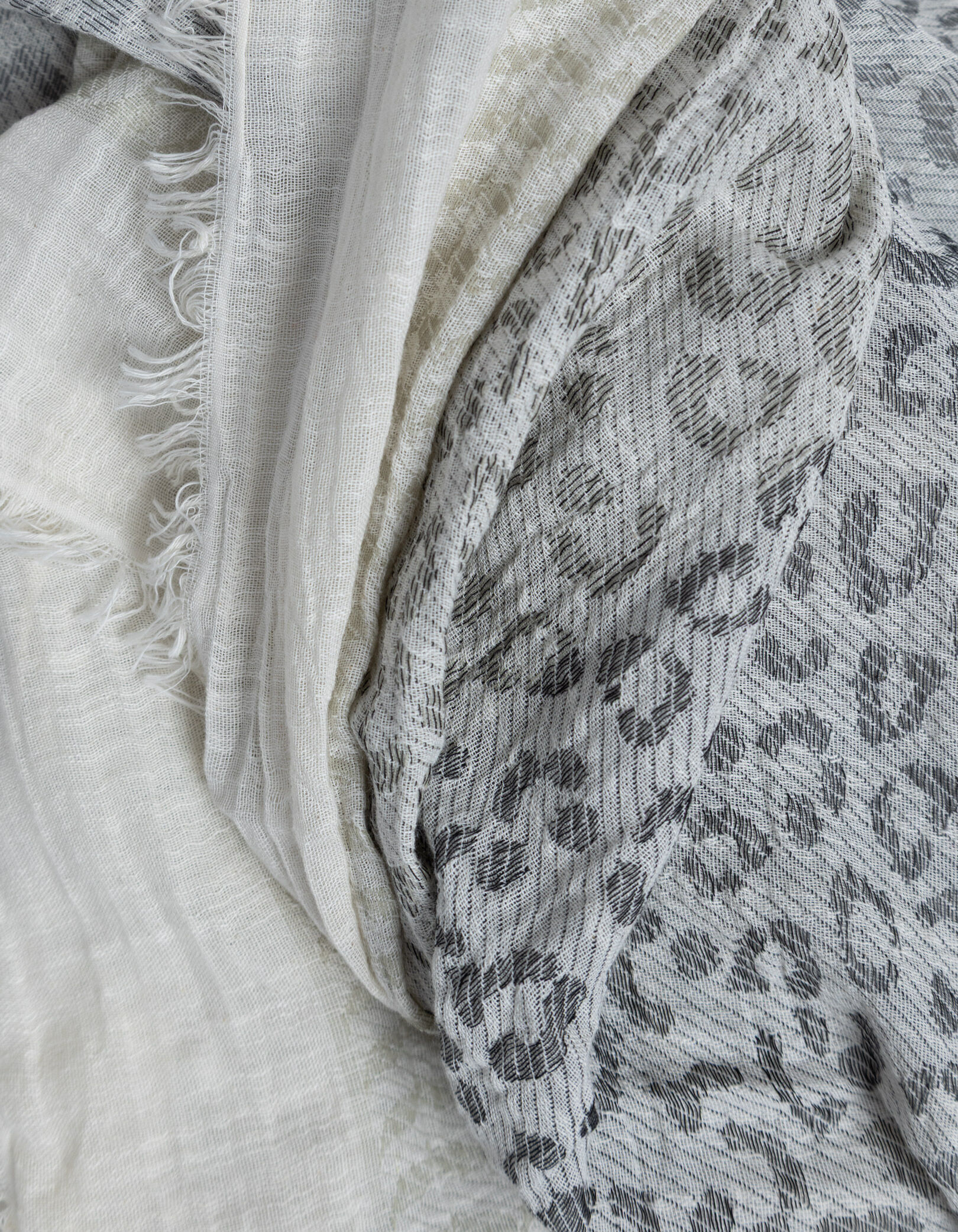 Foulard blanc jacquard motifs léopard Femme