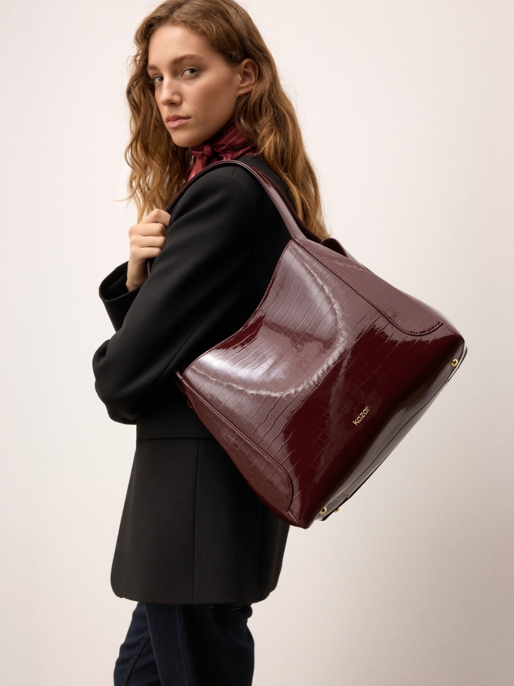 Shoulder bag in shiny burgundy leather