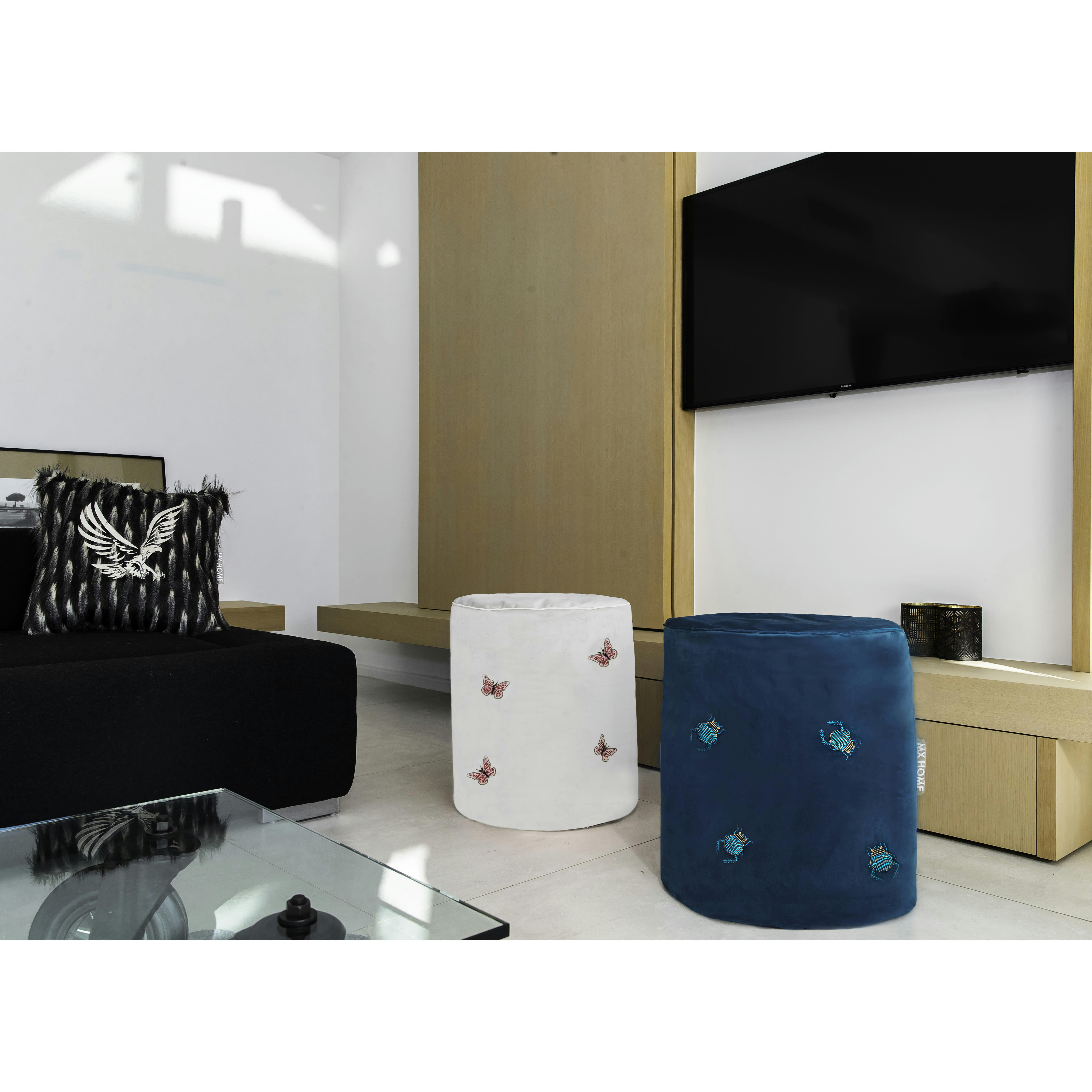 - Pouf brodé scarabées en velours bleu canard