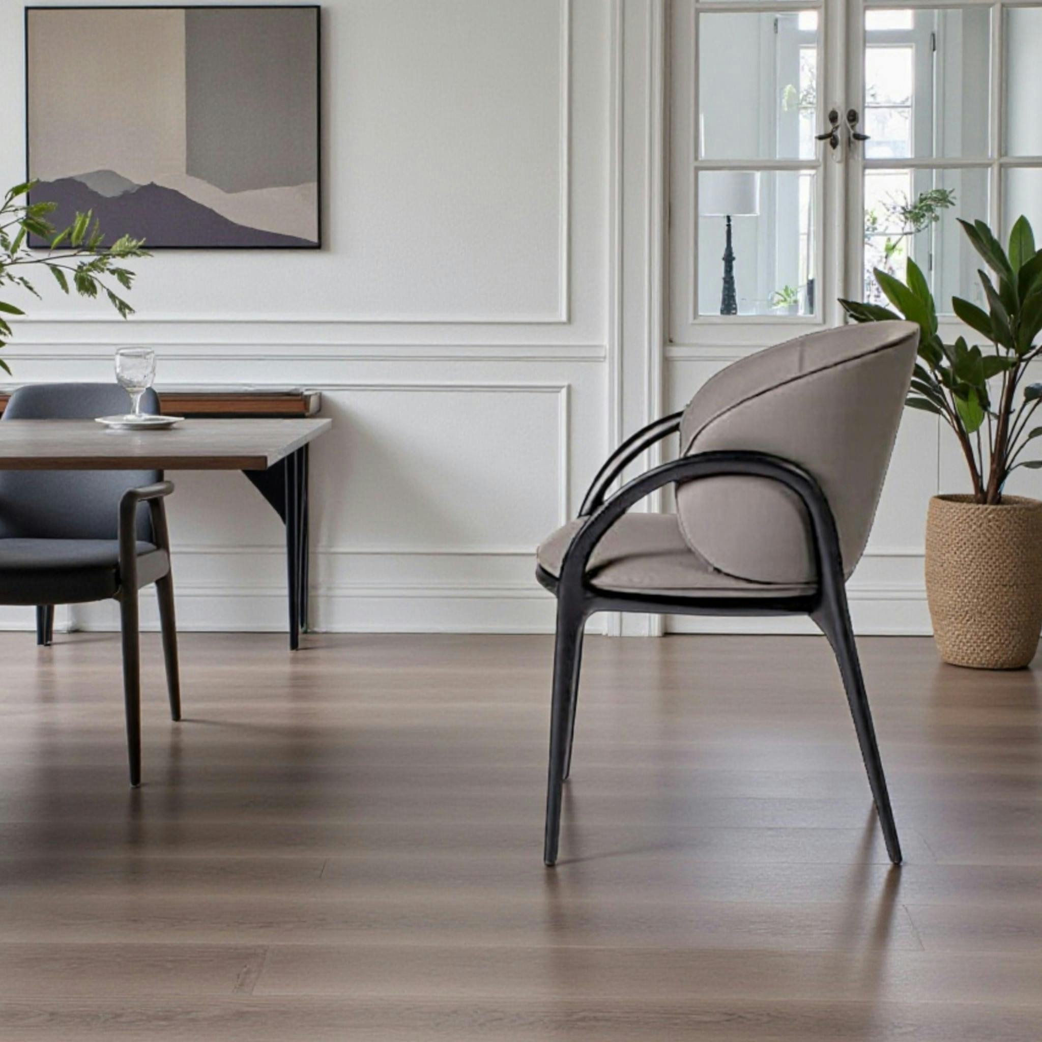 Chaise en cuir gris foncé dos rond accoudoirs bois noir ALDER