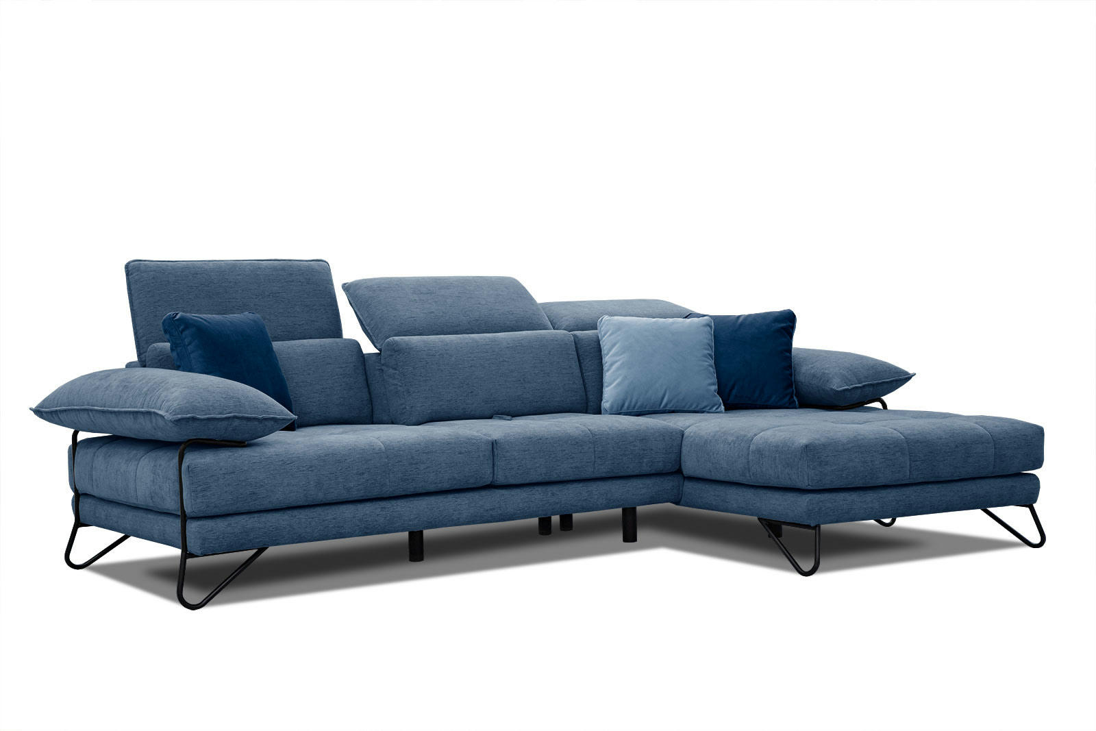 NORDEN - Canapé d'angle droit 4 places en tissu bleu foncé avec coussins déco