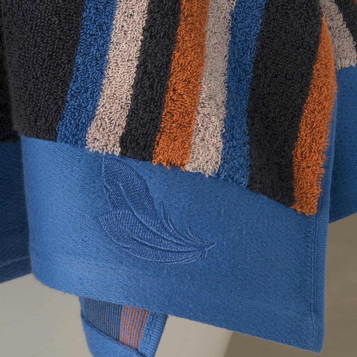 MILOS - Serviette coton bleu foncé rayé 50x100 cm