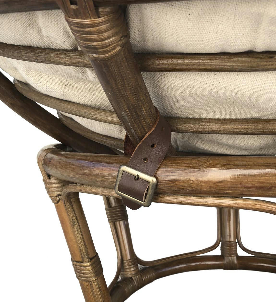 - Fauteuil en rotin marron et coussin beige