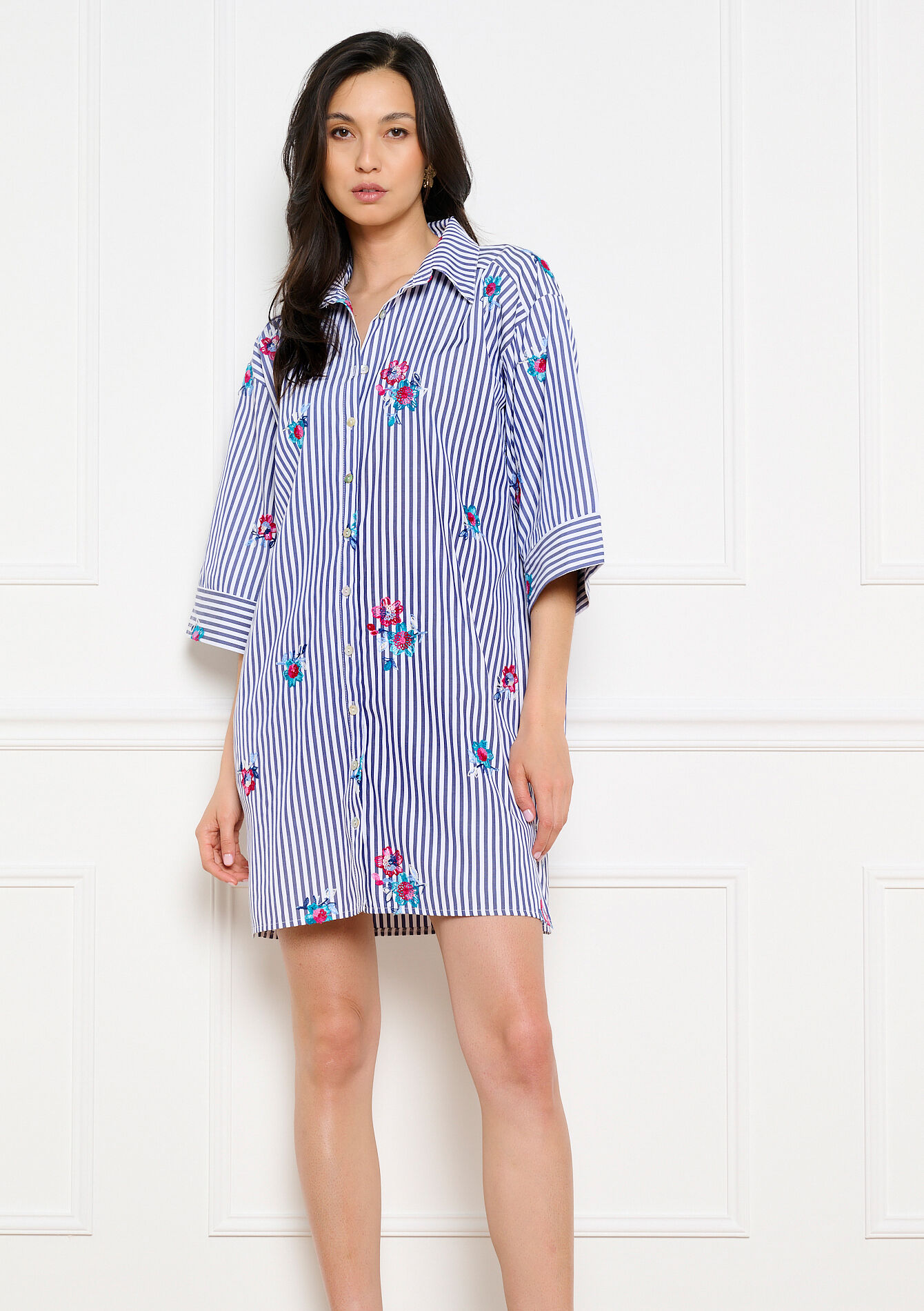 Geborduurde mini hemdjurk