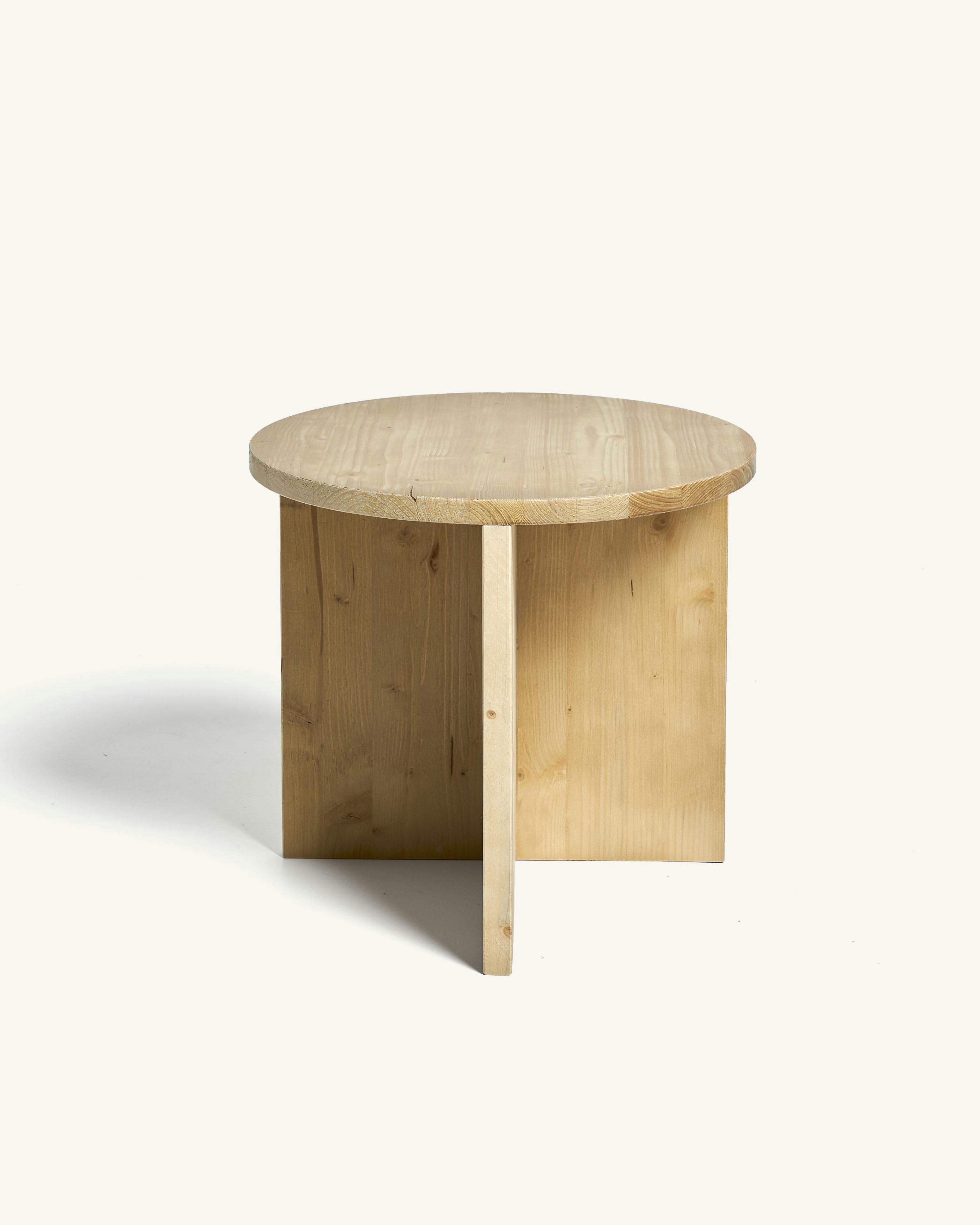 NICOLE - Table d’appoint ronde en bois de sapin en couleur naturel