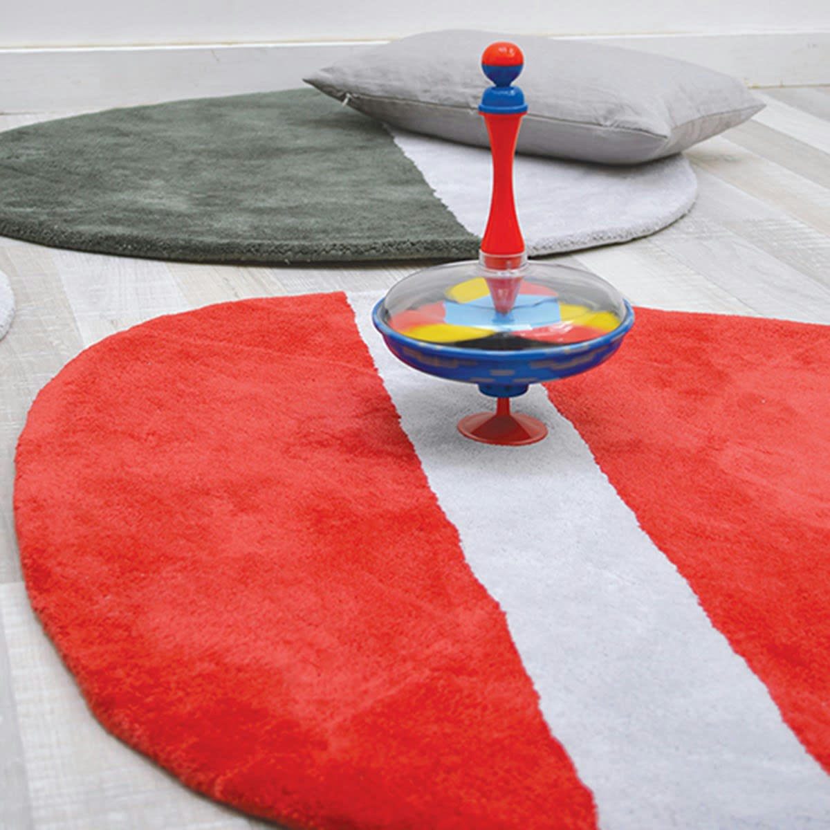STONE - Tapis forme galet en Coton Rouge