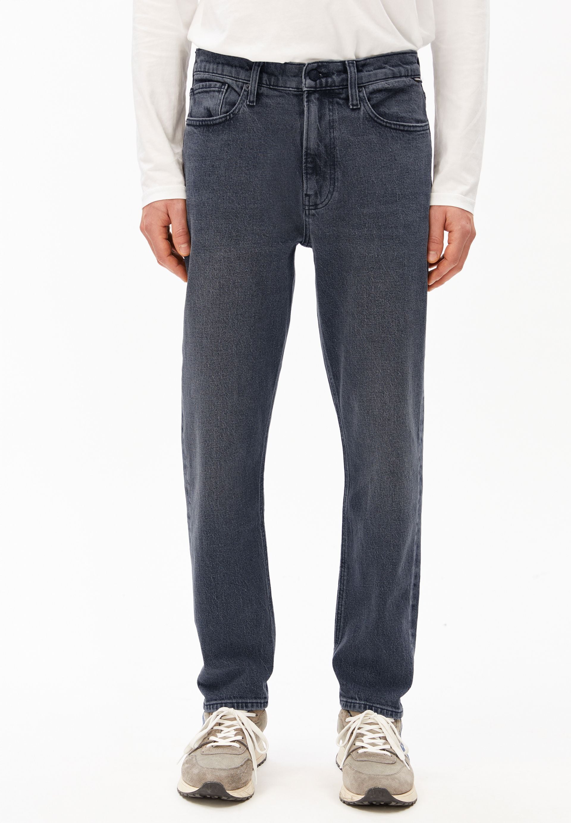 MAAKX RELAXED TAPERED JEANS
