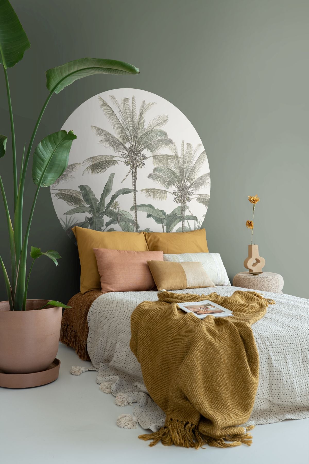 ESTAhome zelfklevende behangcirkel palmbomen lichtbeige en vergrijsd groen - Ø 140 cm - 159007