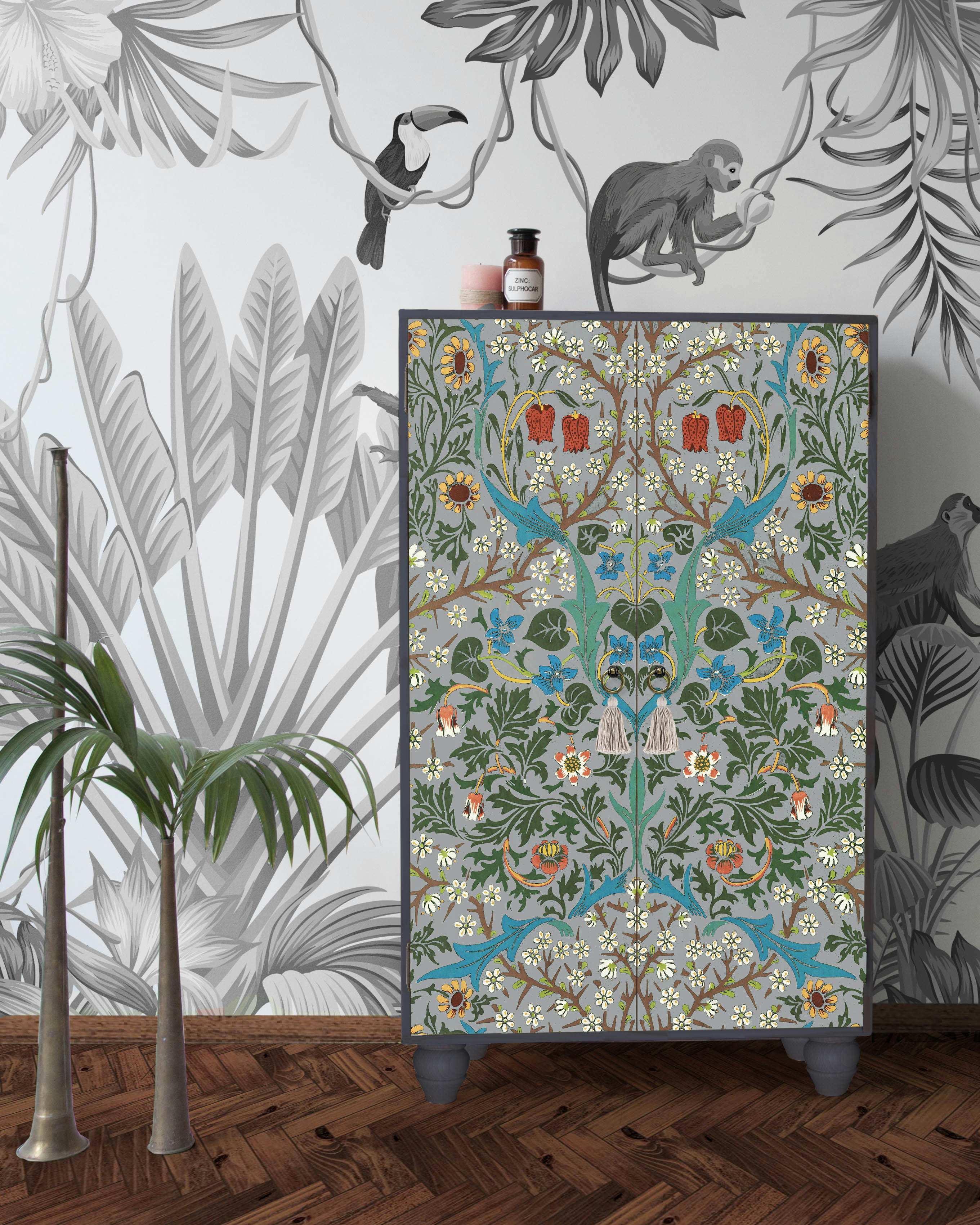 CHARMING - Buffet armoire en pin massif imprimé floral sur fond bleu.