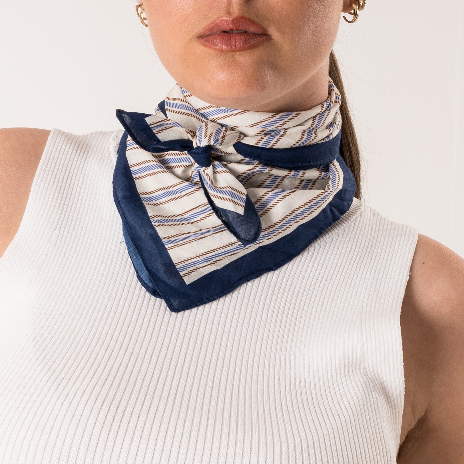 Foulard écru motif rayures bleues