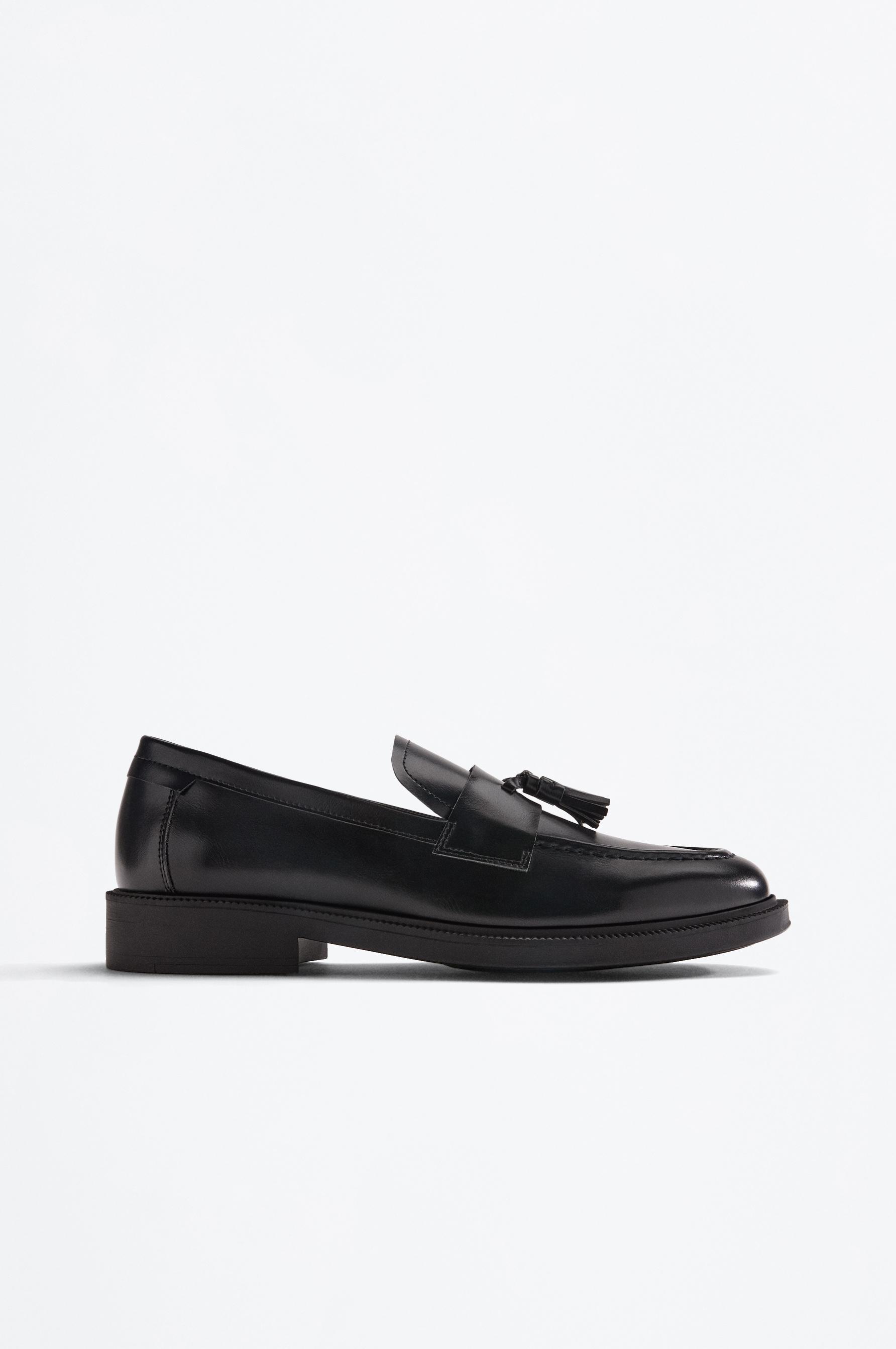 Zapato mocasín borlas
