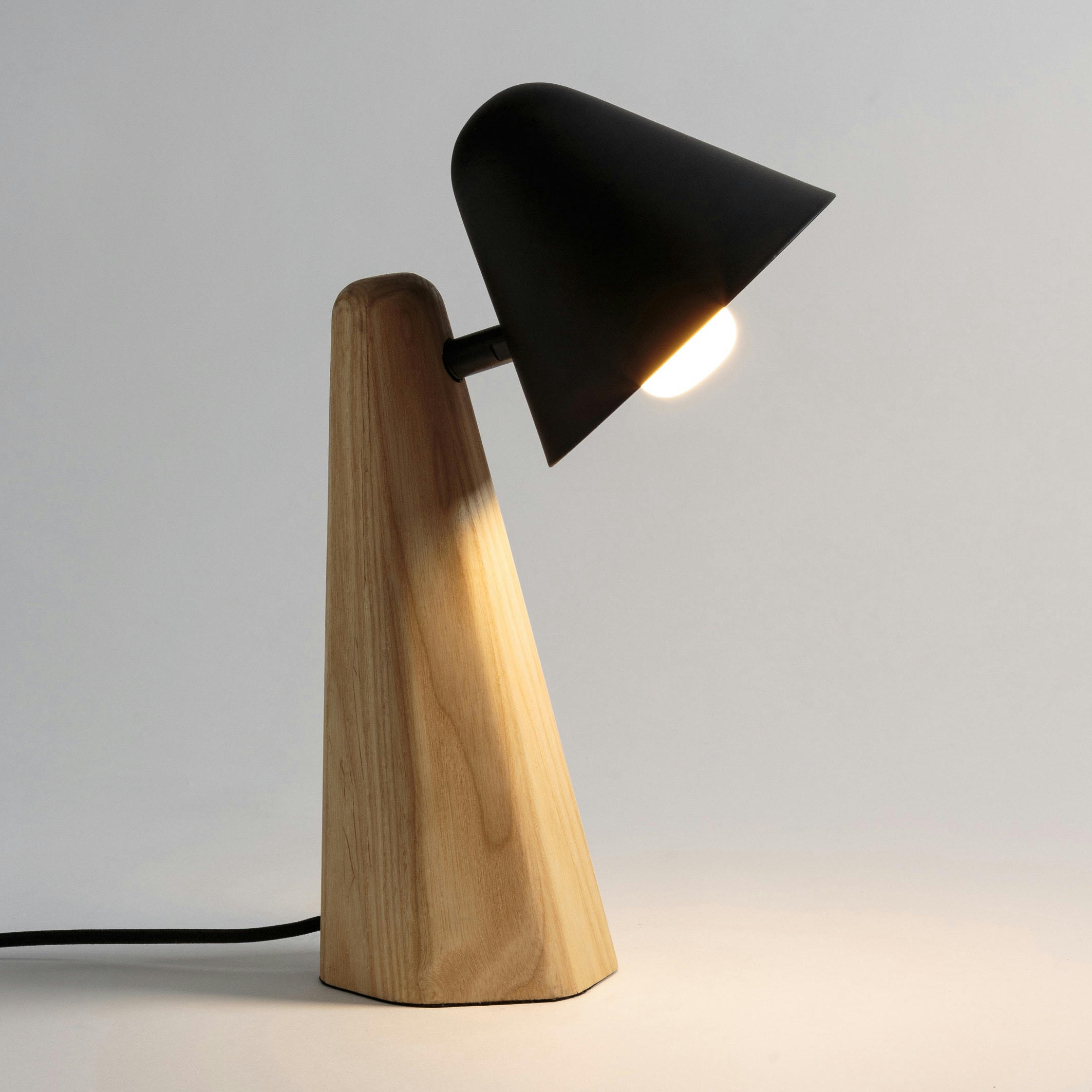 Lampe à poser frêne et métal fer, Cotapi