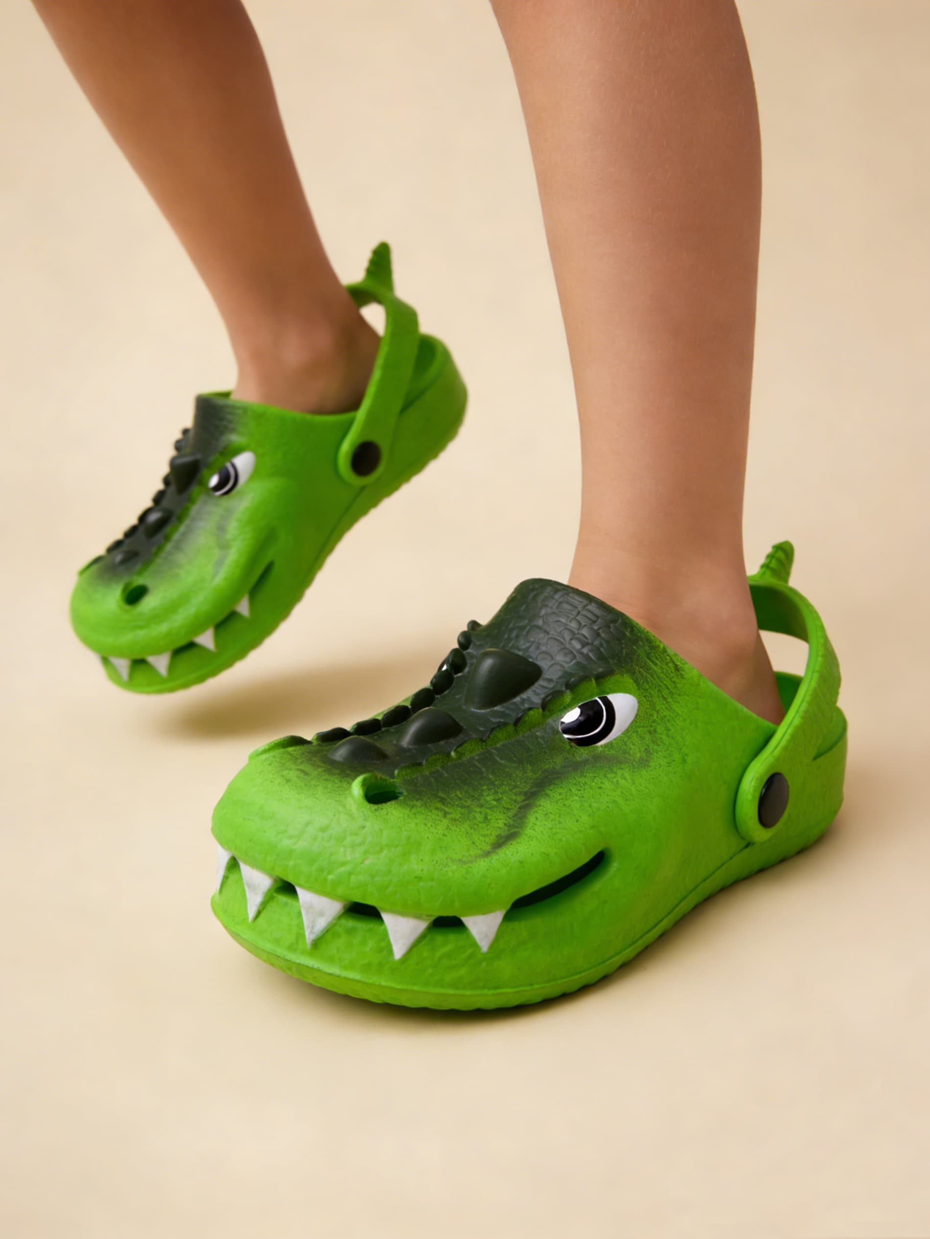 Chodaki z motywem dinozaura