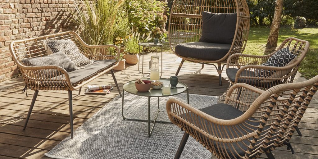 Salon de jardin avec canapé et fauteuils en fibres tressées
