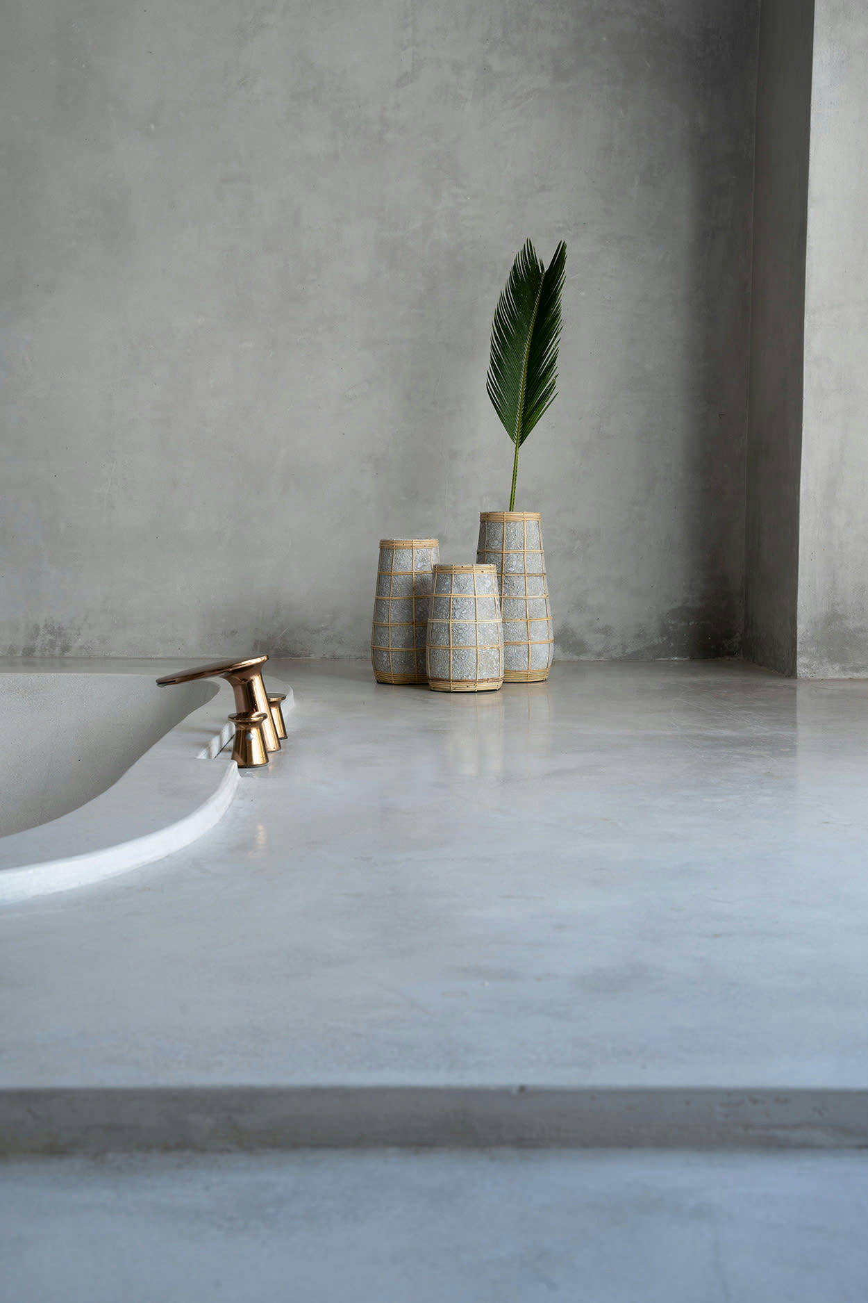 CUTIE - Vase en terre cuite gris naturel H31