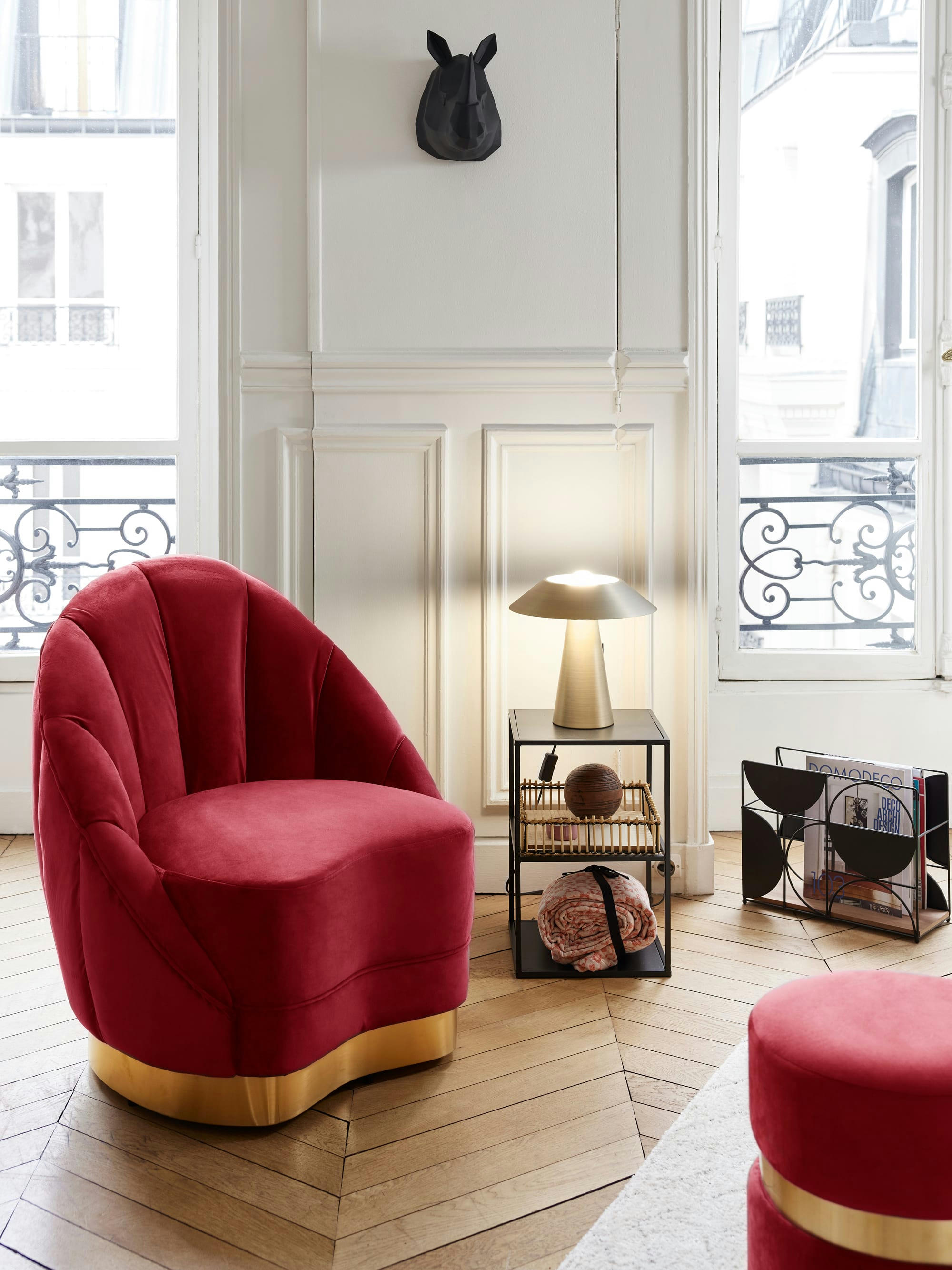 BETTY - Fauteuil en velours bordeaux, base cerclage doré effet laiton