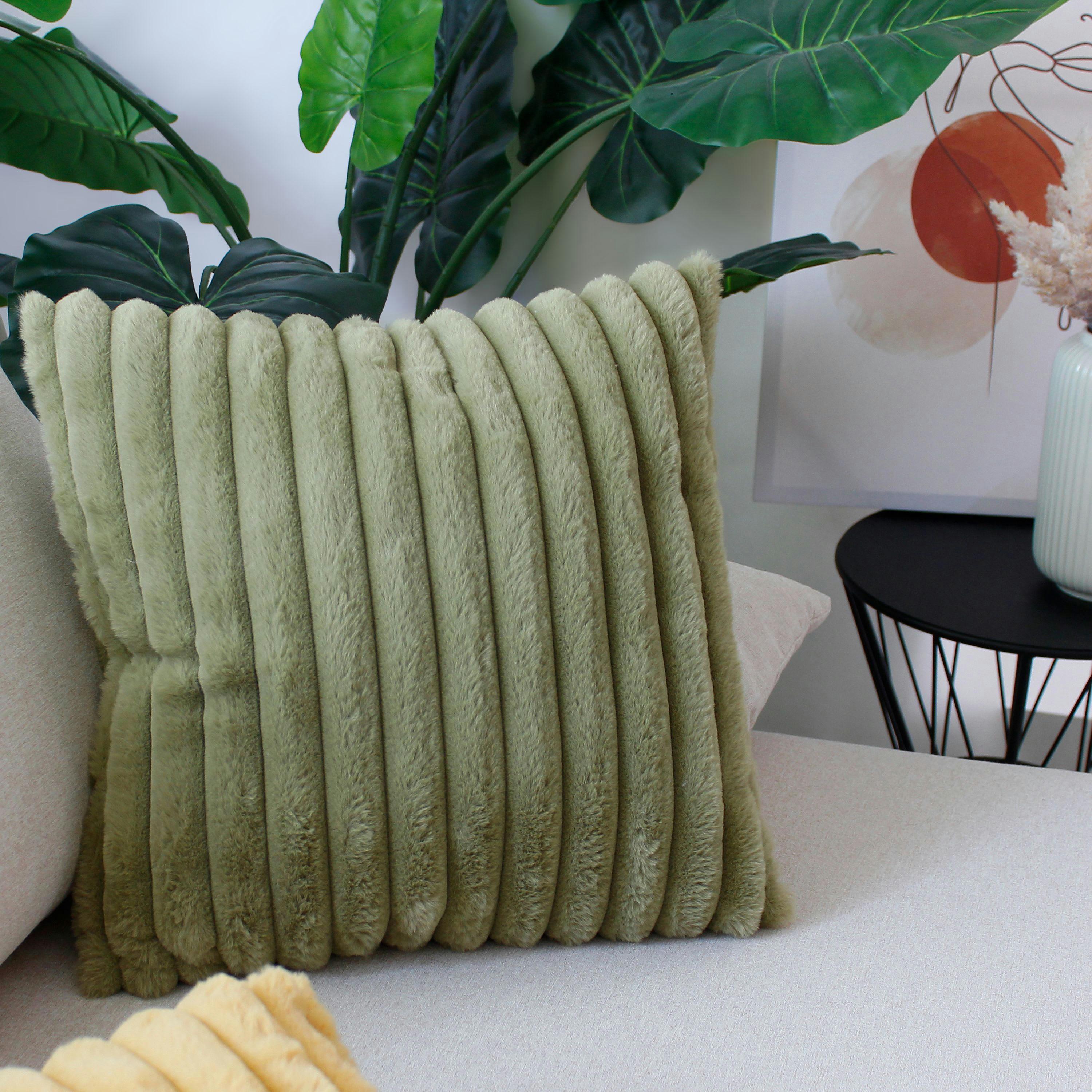 SELA - Coussin sela effet fourrure côtélée 40 x 40 cm olive