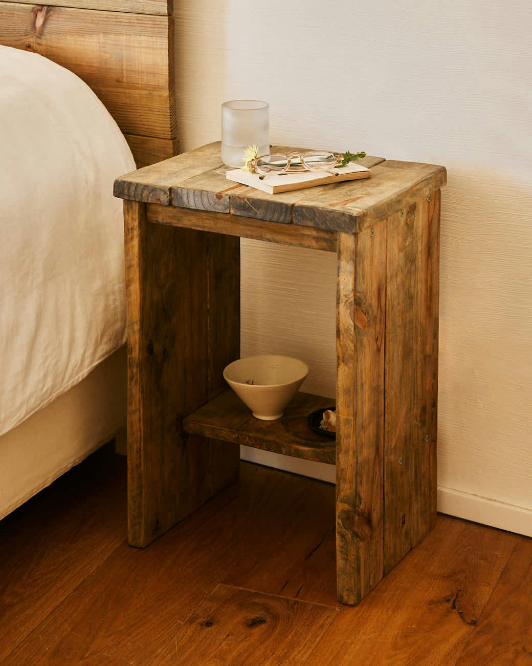 KALENDA - Table de chevet en bois d'épicéa massif