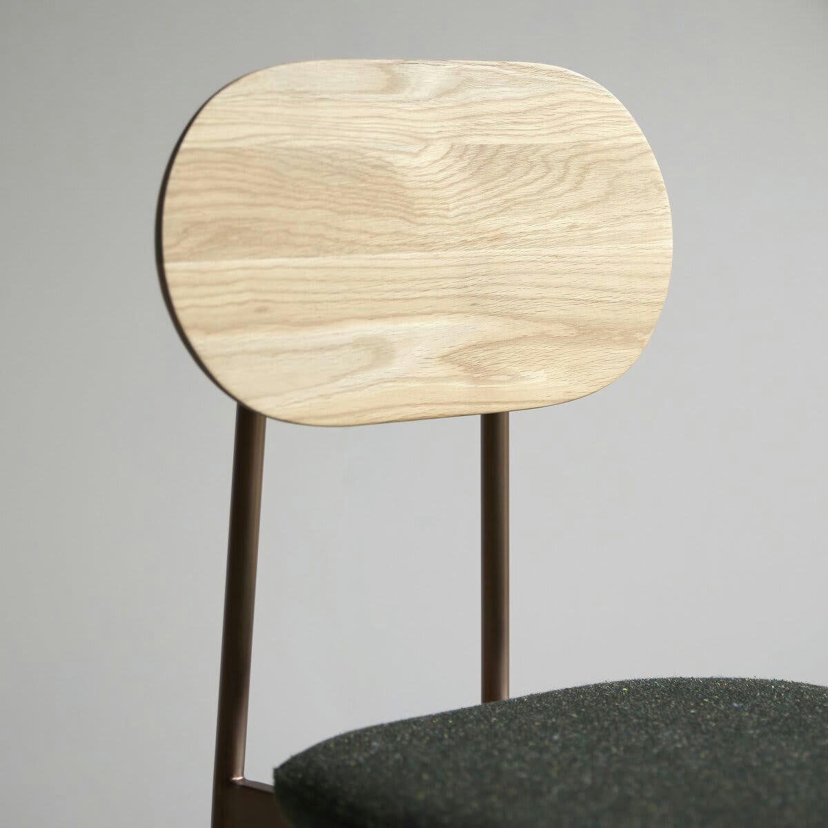 YUTAPI - Chaise de bar kaki tweed en chêne massif