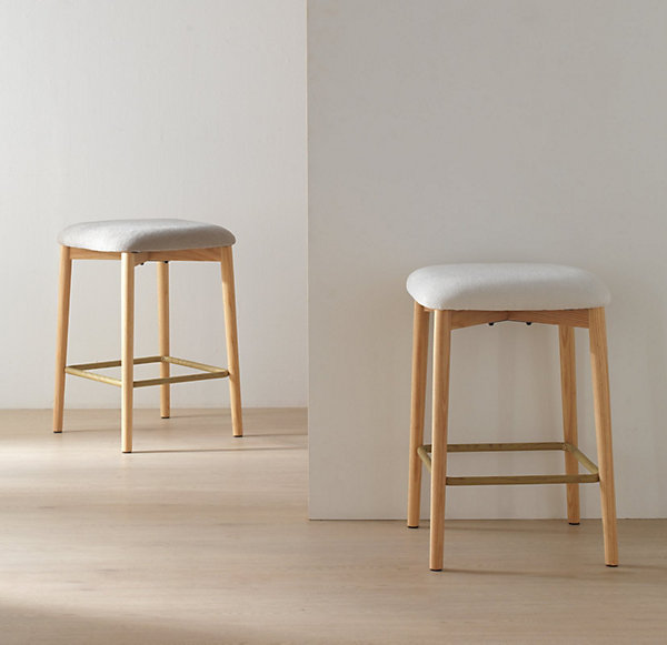 Lot de 2 tabourets en bois de chêne tapissés en blanc