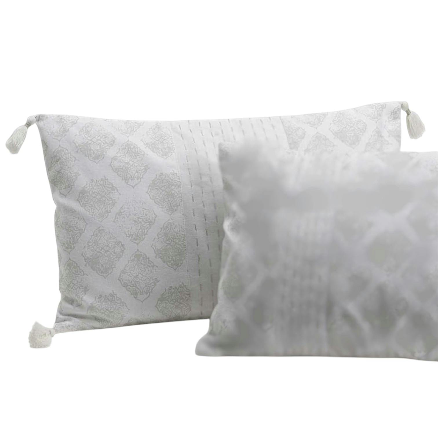 Coussin rectangle housse 100% coton écru avec motifs gris et pompons 30X50cm