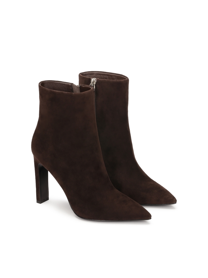 Elegant brown boots with a comfortable heel