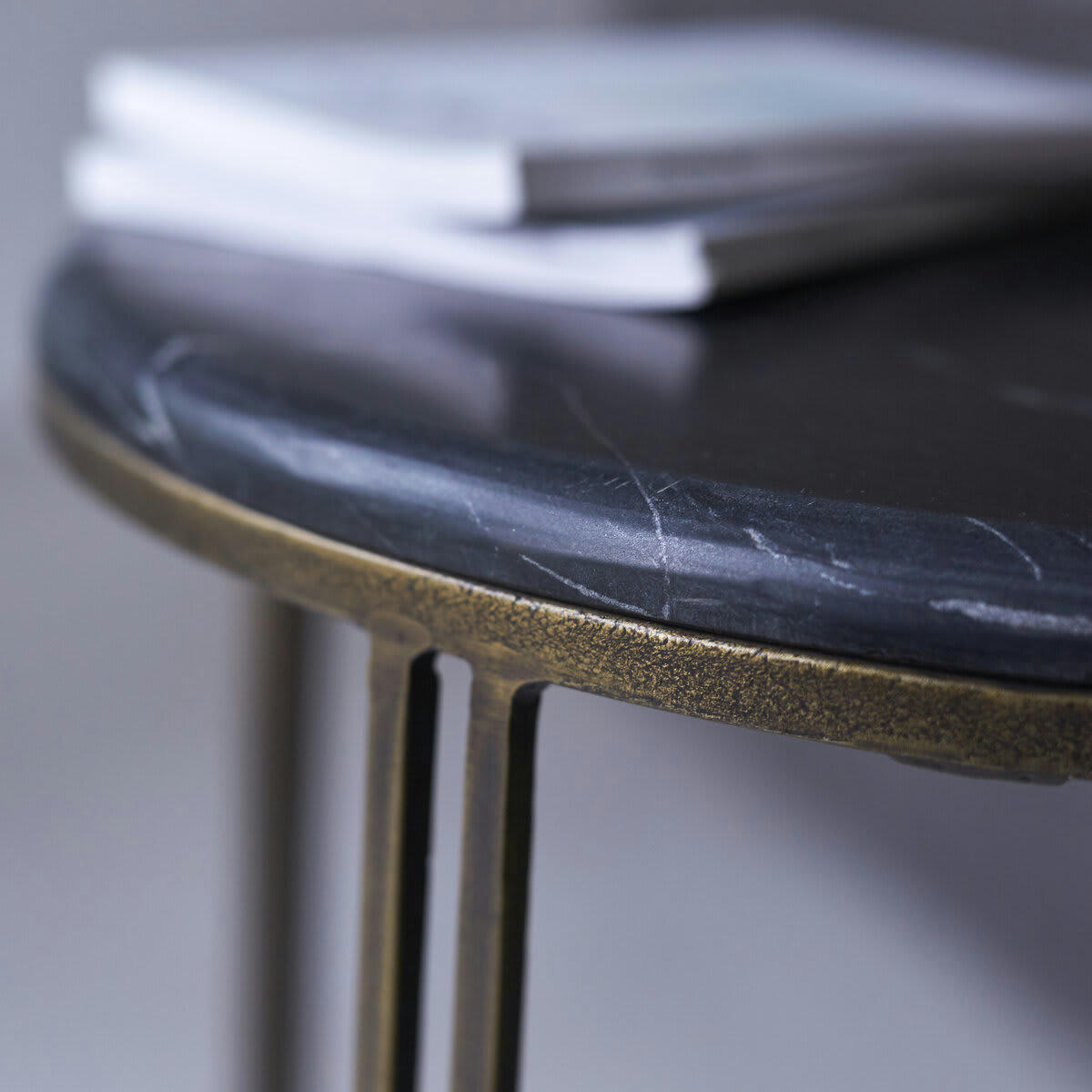 SIMËON - Bout de canapé en métal et marbre