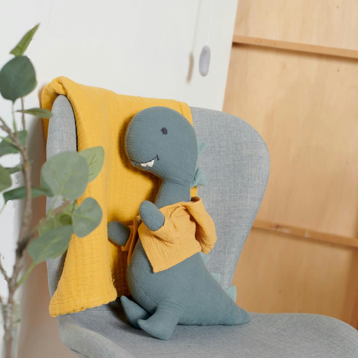 - Peluche coton mousseline dinosaure jaune moutarde 40 cm