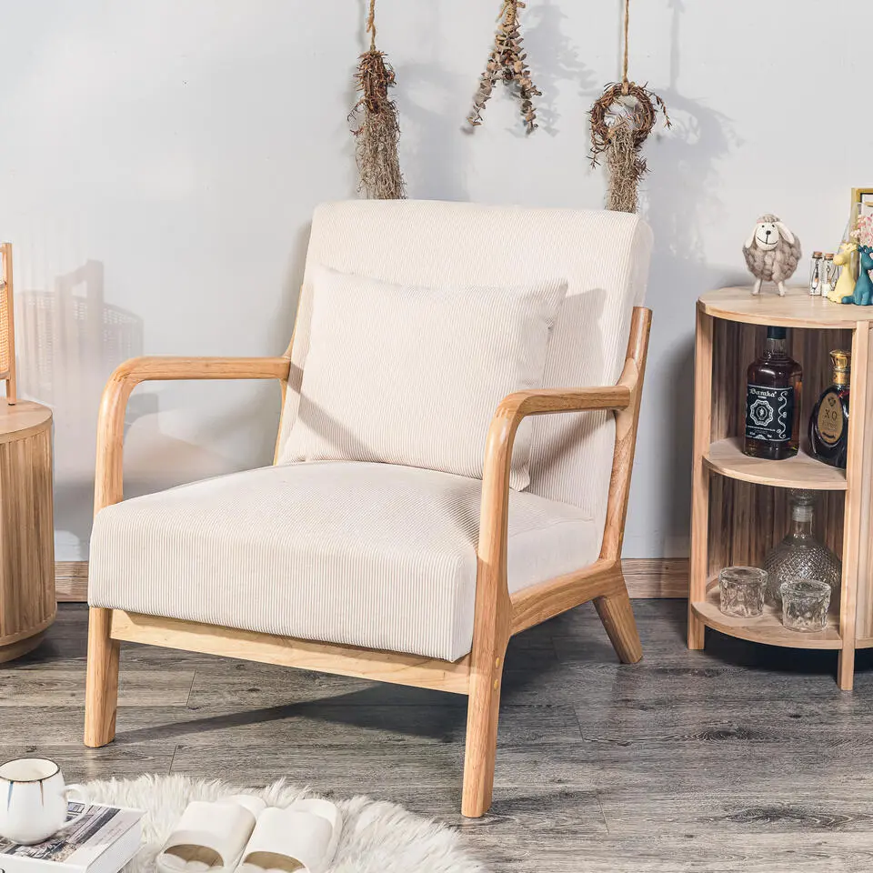 Fauteuil van massief hout en beige stof