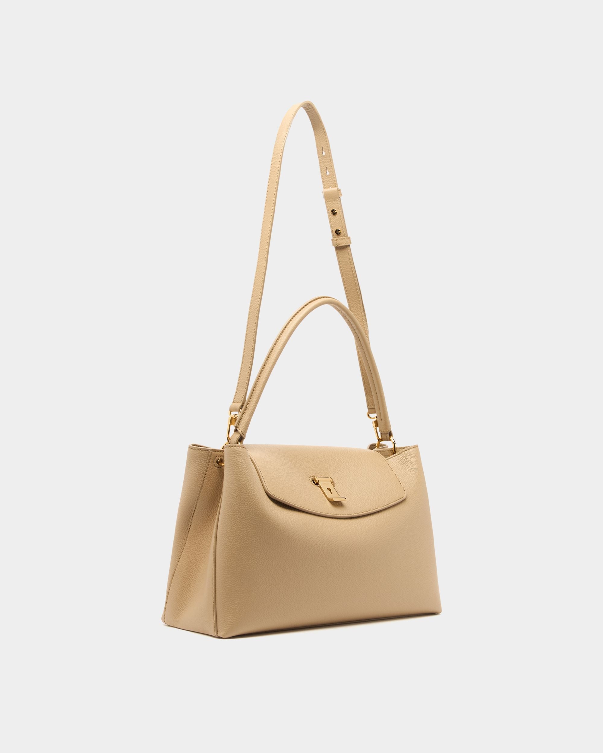 Lock Me Henkeltasche aus genarbtem Leder in Hellbeige