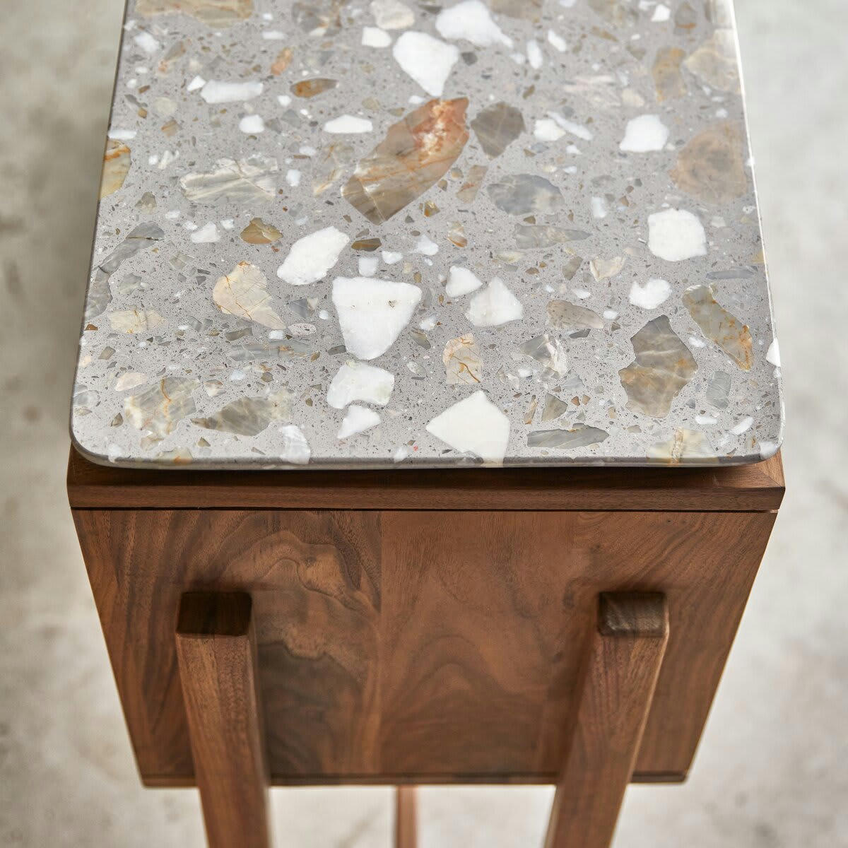 ISAURE - Console en noyer massif et terrazzo premium