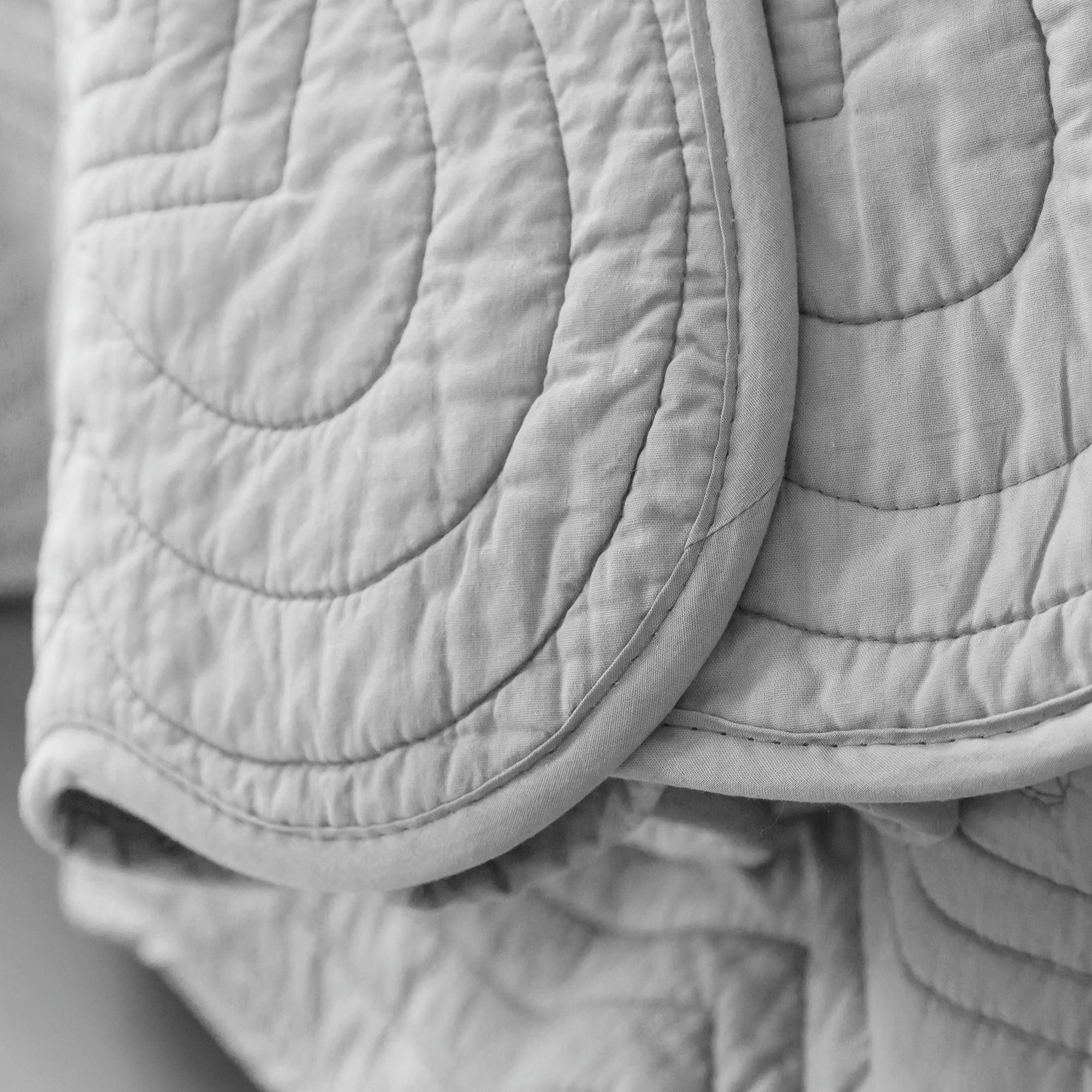 BAILLARGUES - Boutis 180x250 gris perle en coton