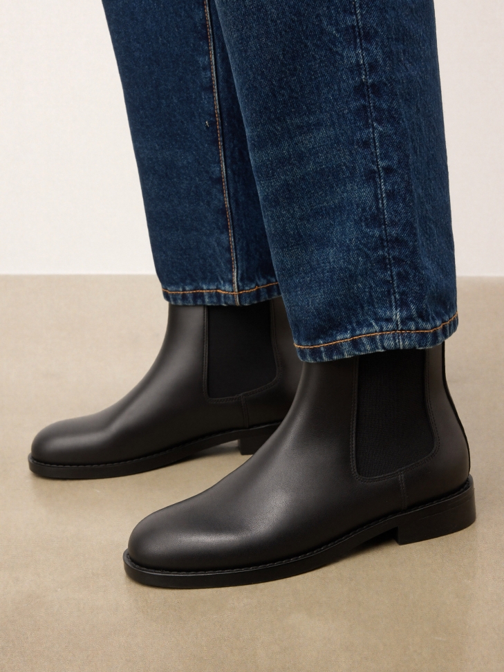 Slip-on boots on a flat sole