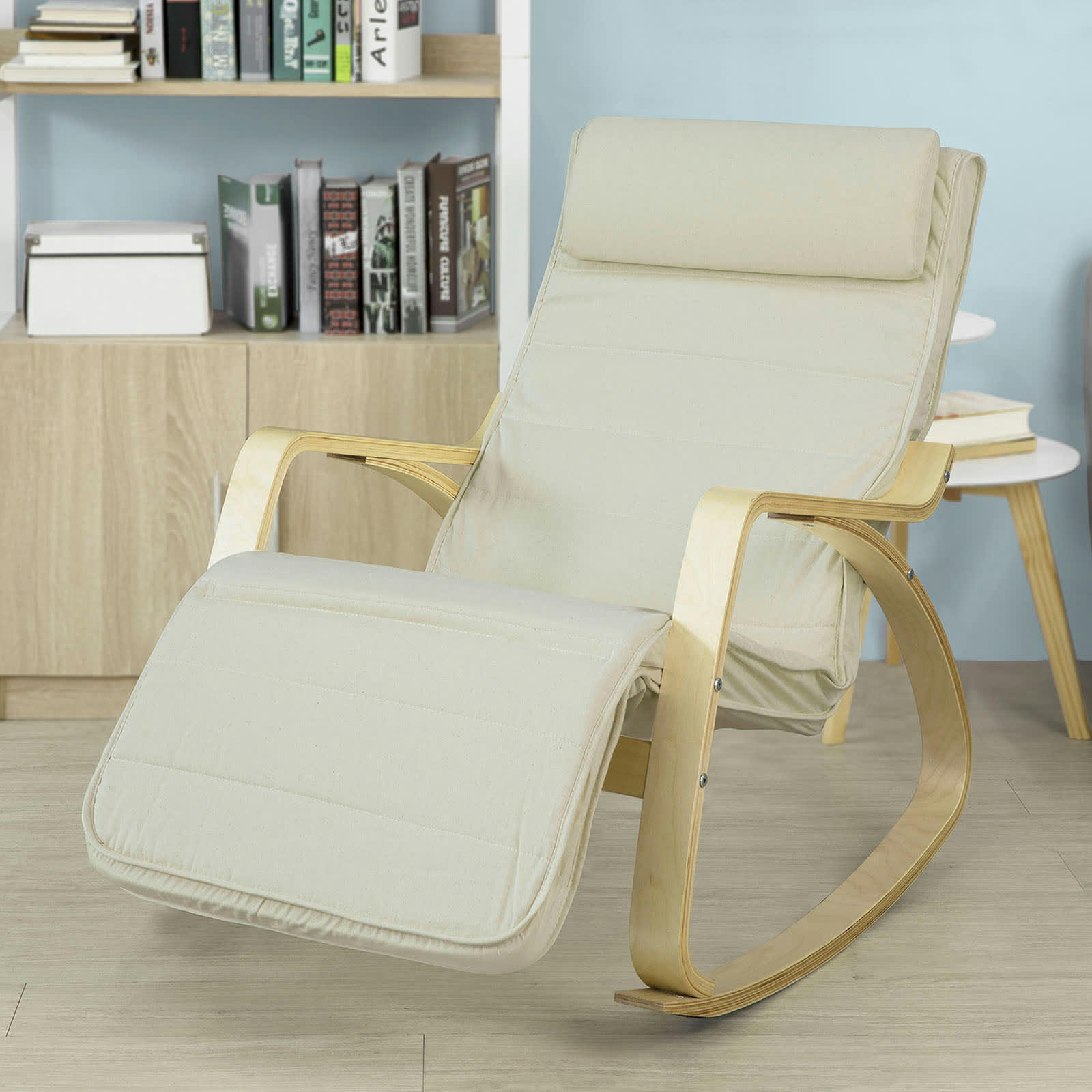 - Fauteuil à bascule avec repose-pieds réglable en bois et coton beige