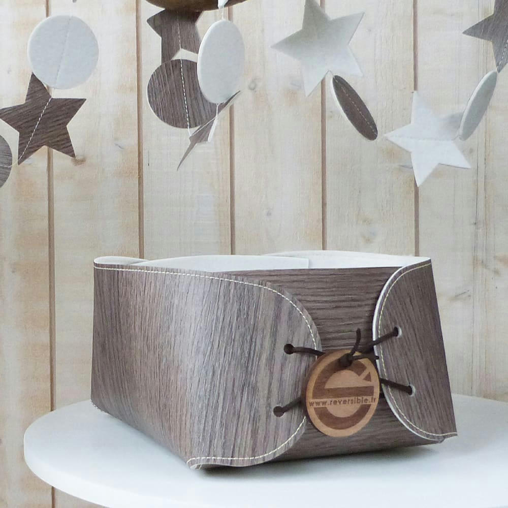 - Corbeille en vinyle imitation bois. 22/22 cm. haut 13cm.