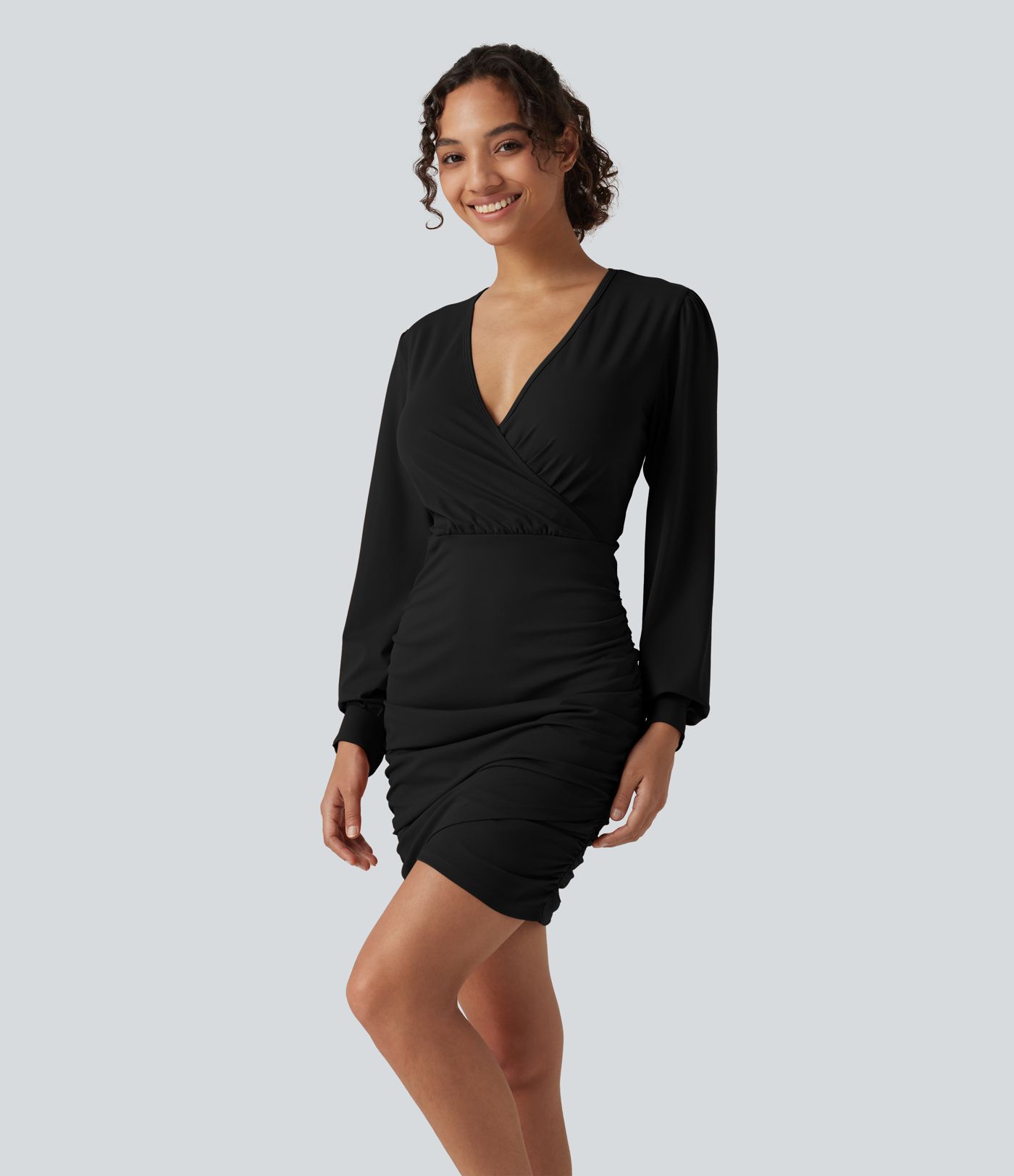Robe mini moulante à col V, manches longues et fronces