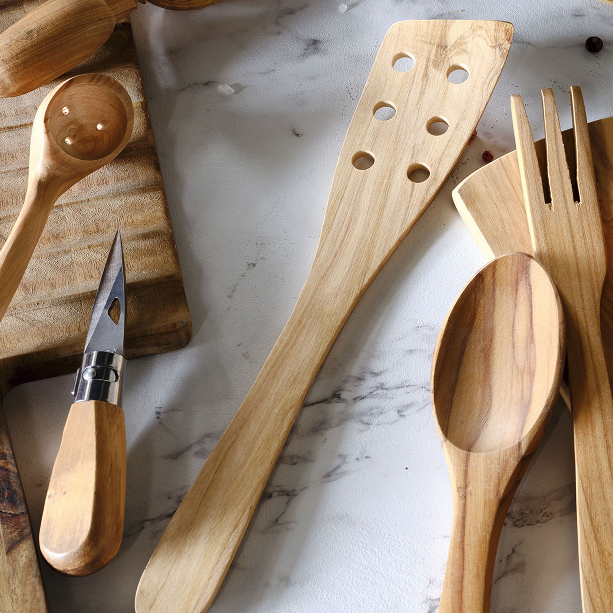 OLIVIA - Spatule galbée trouée en bois d'olivier L30.5cm