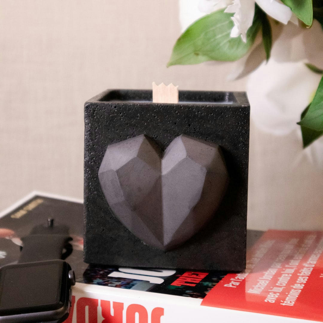 LOVE - Bougie en béton anthracite parfum fleur de coton