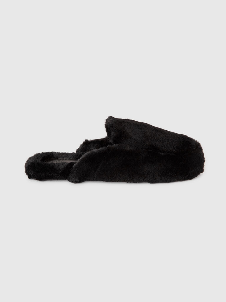 Slippers in synthetic fur