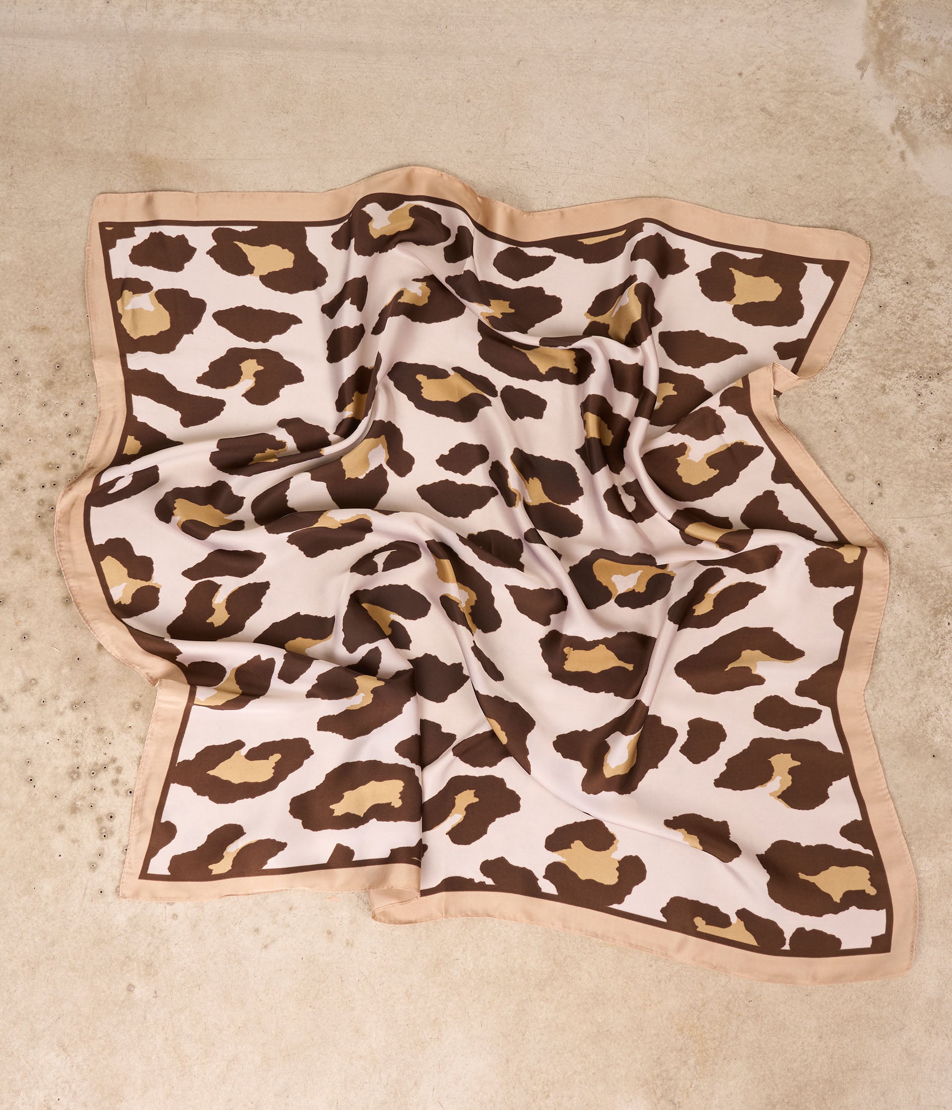 Foulard écru léopard Hoka