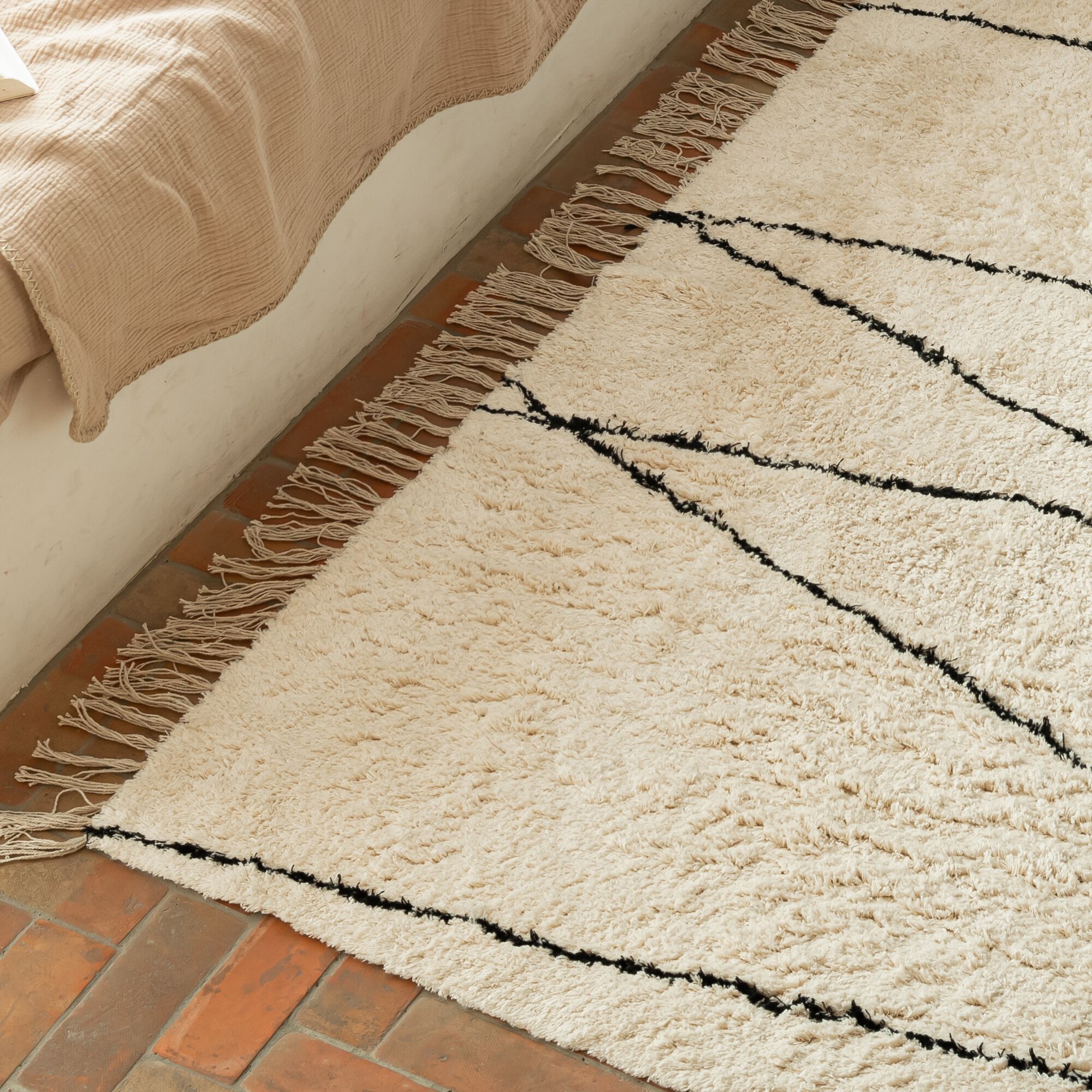 BENISSE - Tapis à motifs géométriques en coton - blanc et noir 160x230cm