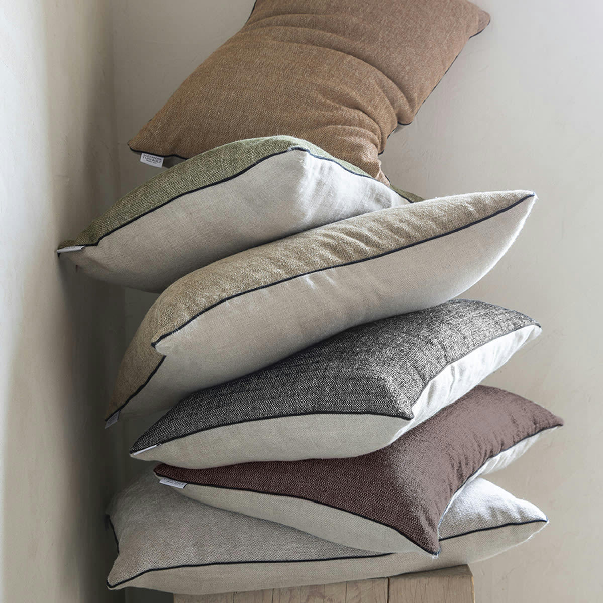 VOLTAIRE - Housse de coussin en lin et velour prune 40x60