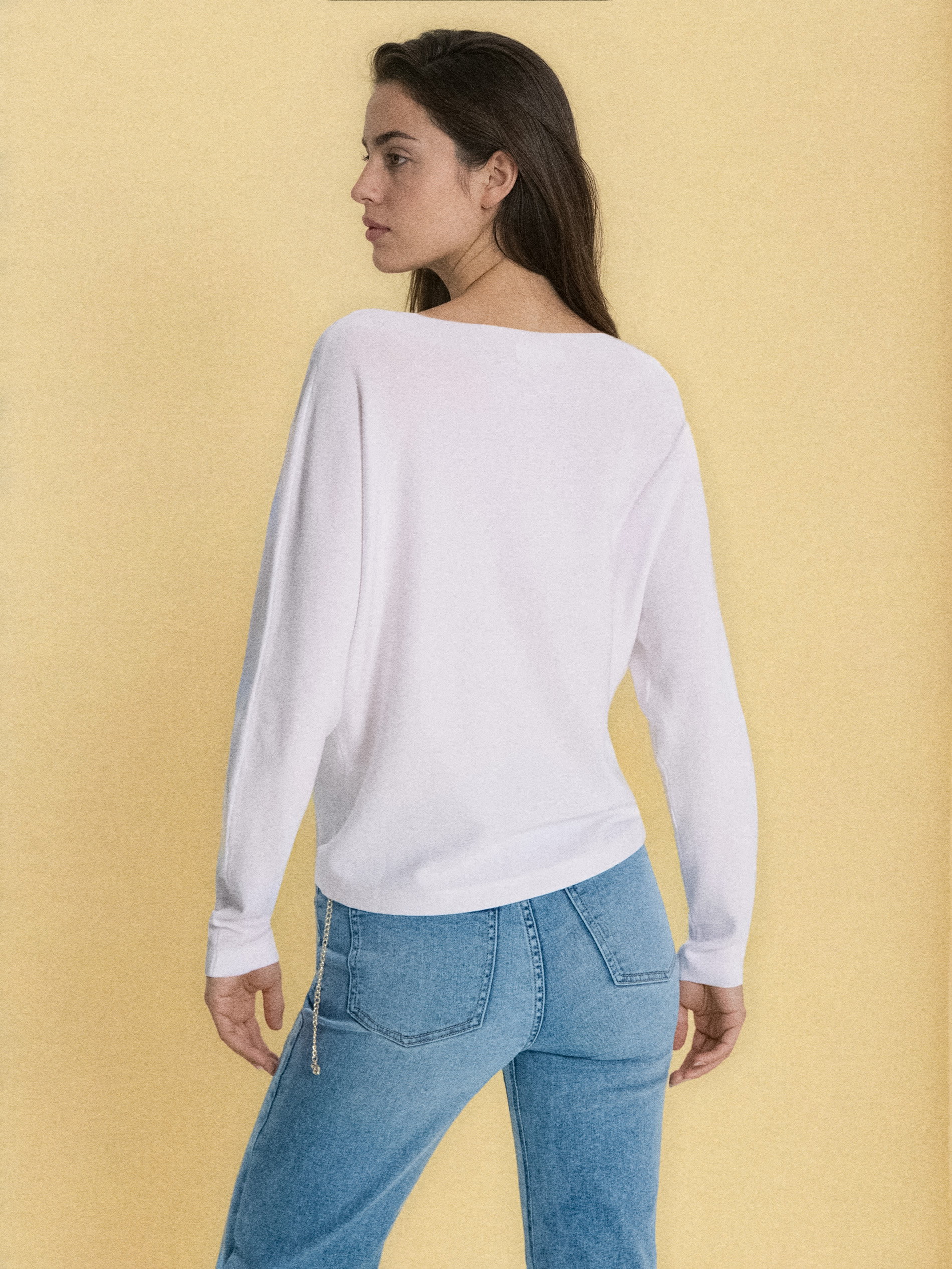 Sweter basic z ozdobnym przeszyciem z wiskozą