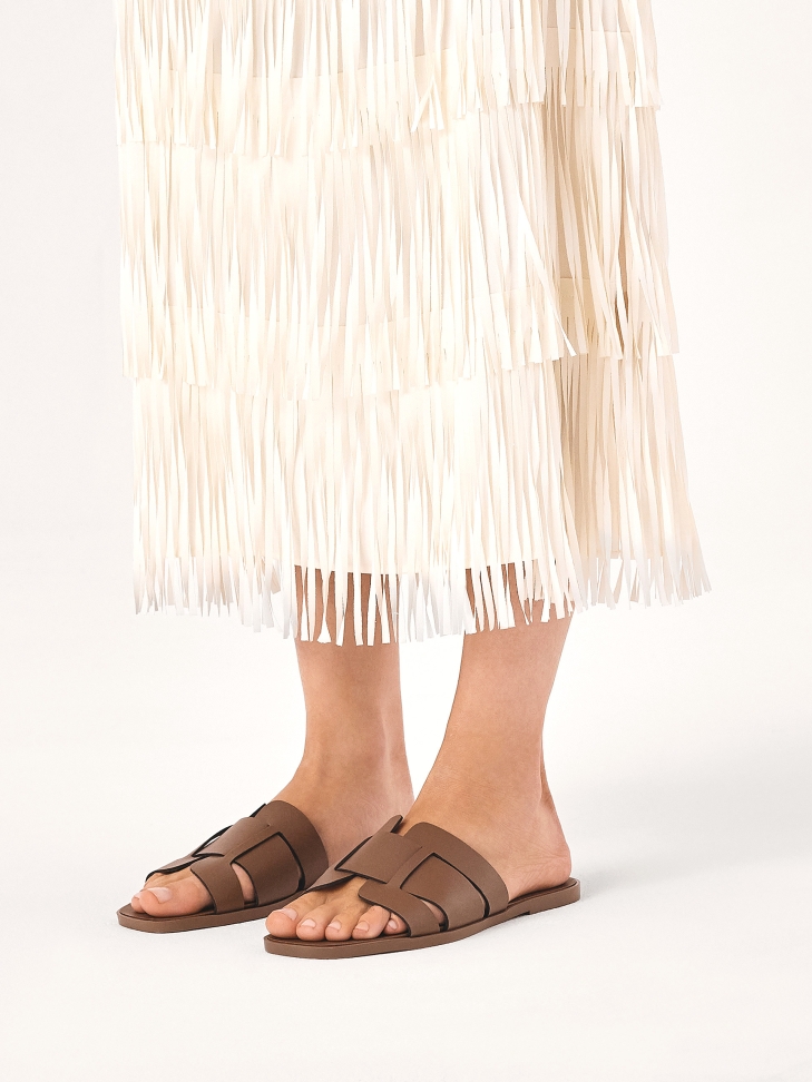 Leather slides in taupe color