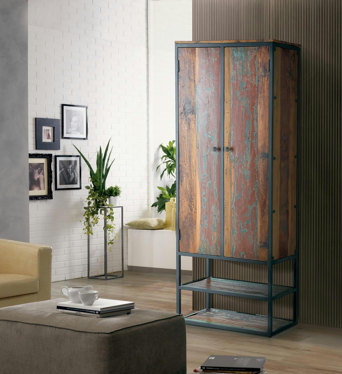 - Vitrine en bois recyclé et pieds en métal multicolore