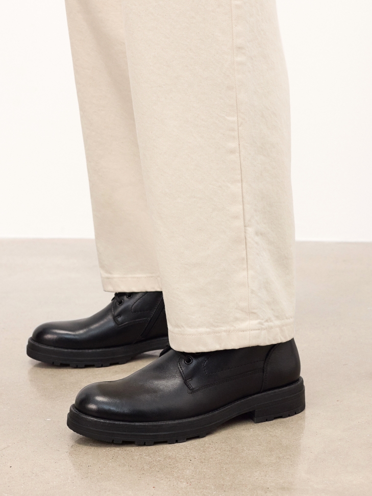 Black boots with zipper and binding