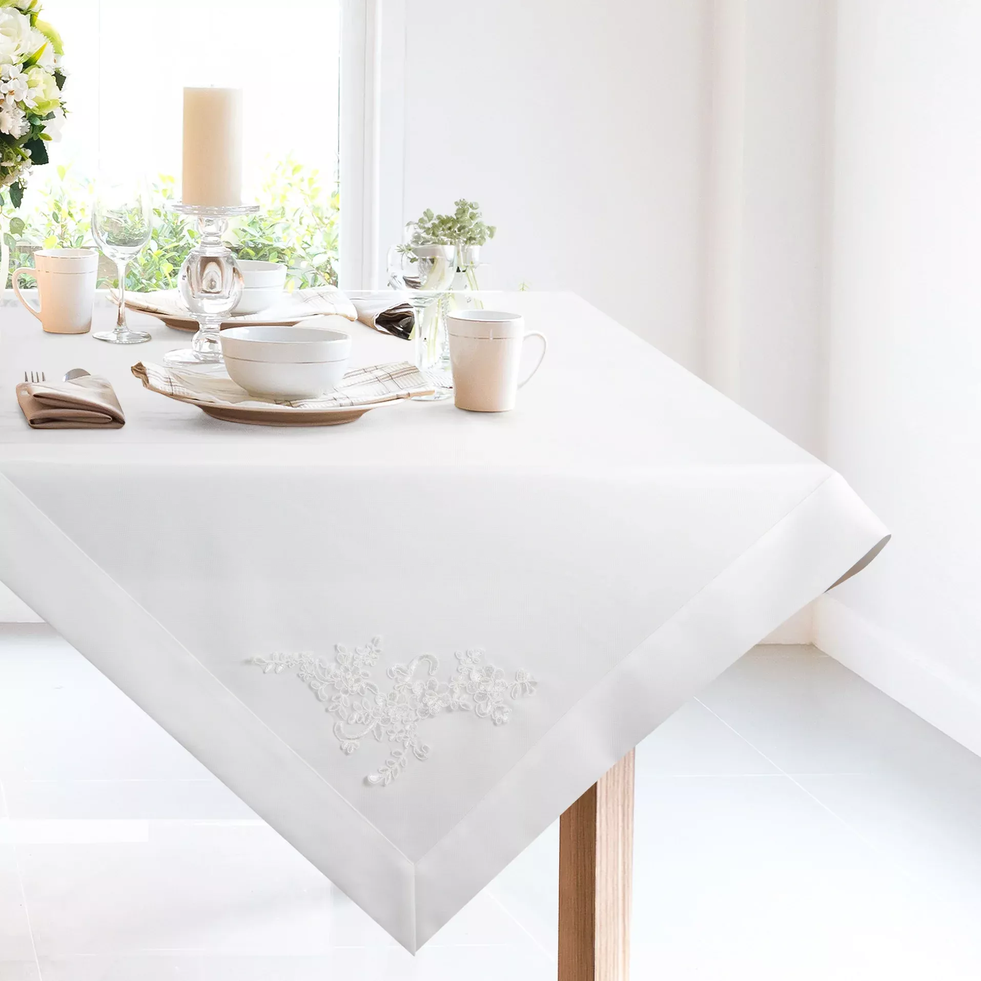 Bieżnik na stó biały 85x85 cm TULIA obszyty szeroką kantą i zdobiony koronkową aplikacją EUROFIRANY PREMIUM
