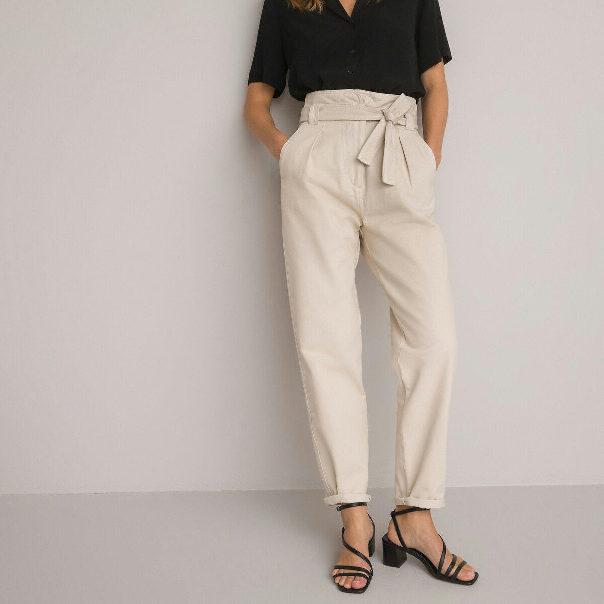 Pantalon cigarette taille haute, avec ceinture